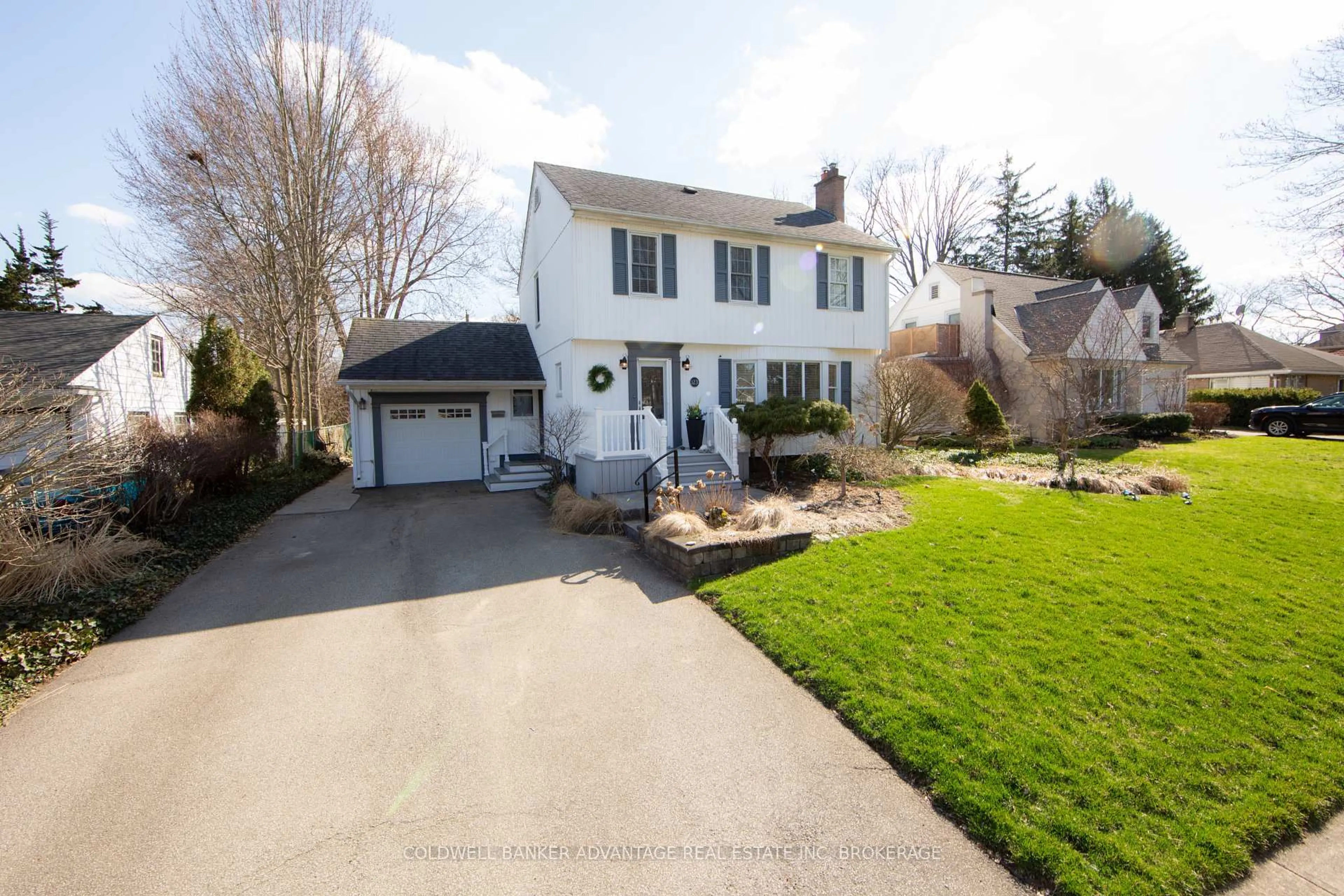 Home with vinyl exterior material, street for 123 Parkway Pkwy, Welland Ontario L3C 4C5