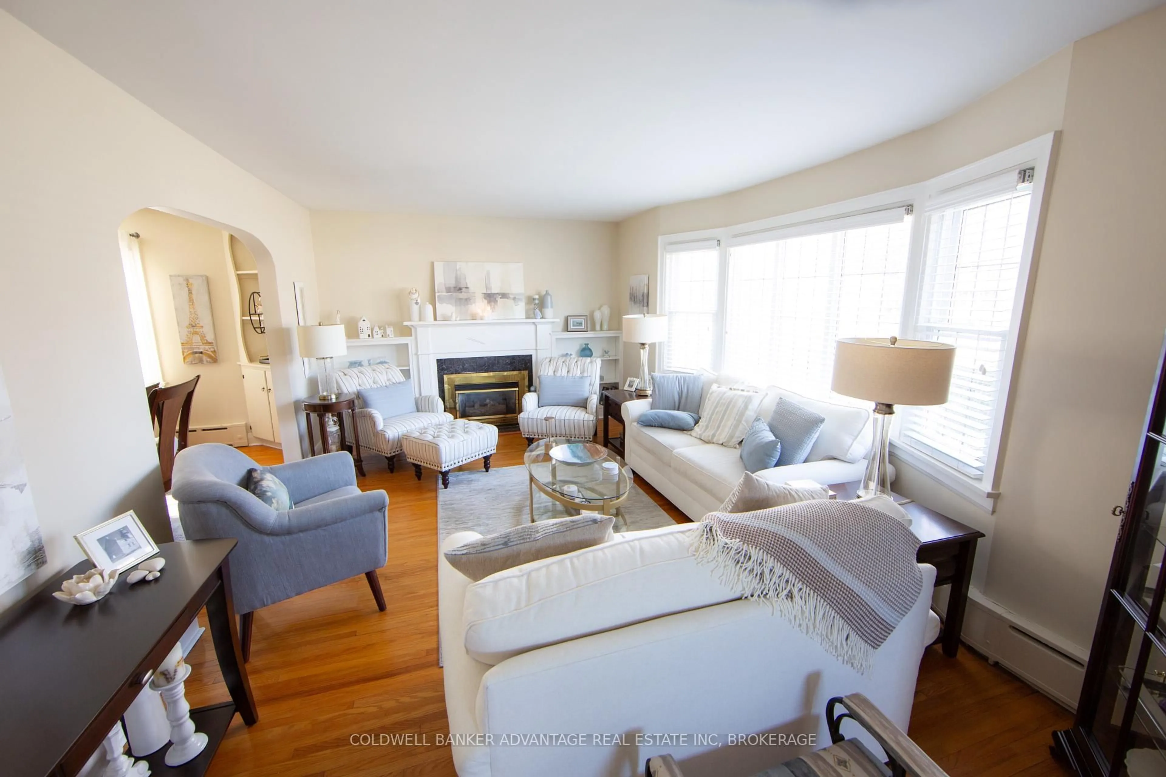 Living room with furniture, wood/laminate floor for 123 Parkway Pkwy, Welland Ontario L3C 4C5