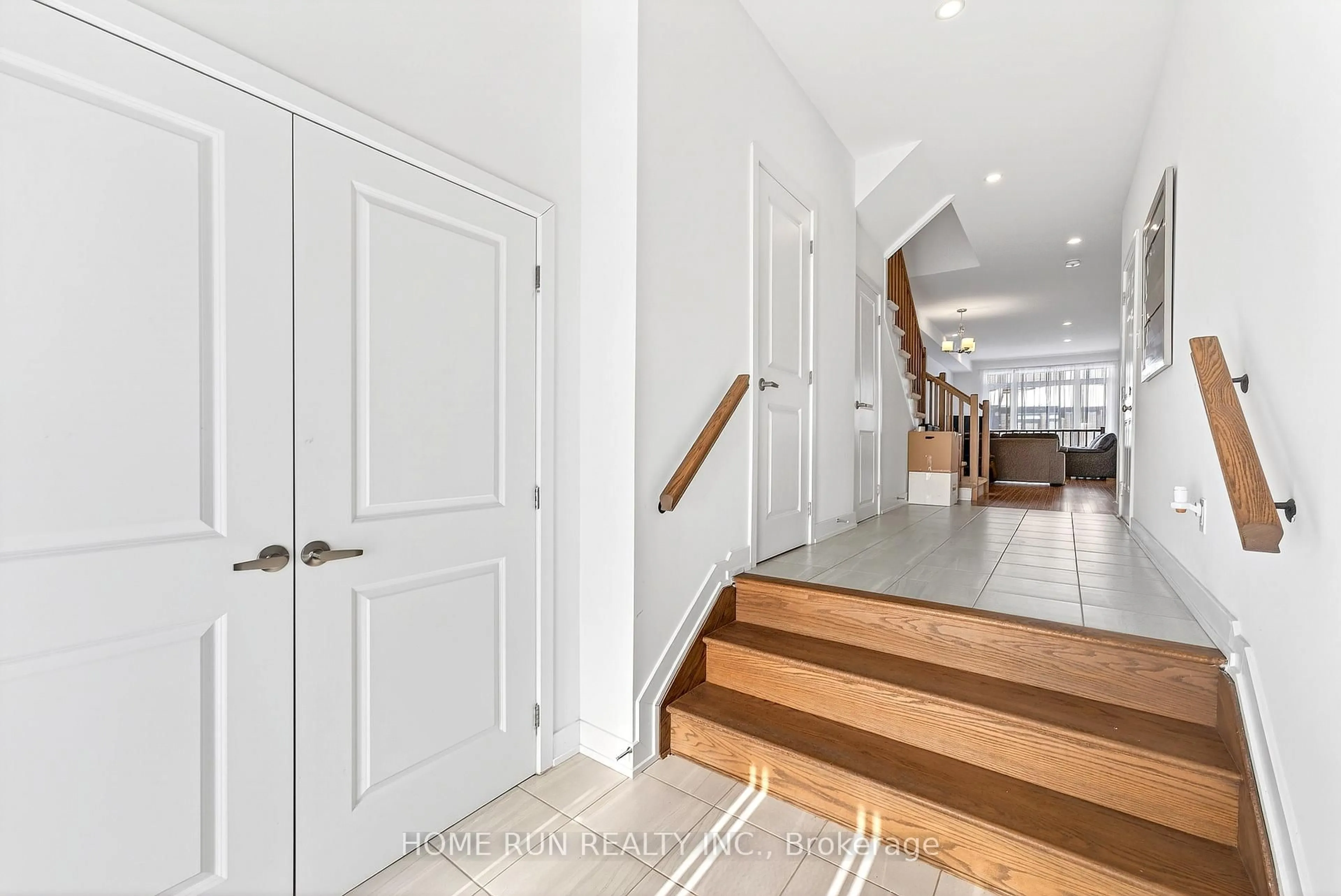 Indoor entryway for 2071 Allegrini Terr, Ottawa Ontario K2S 2S1