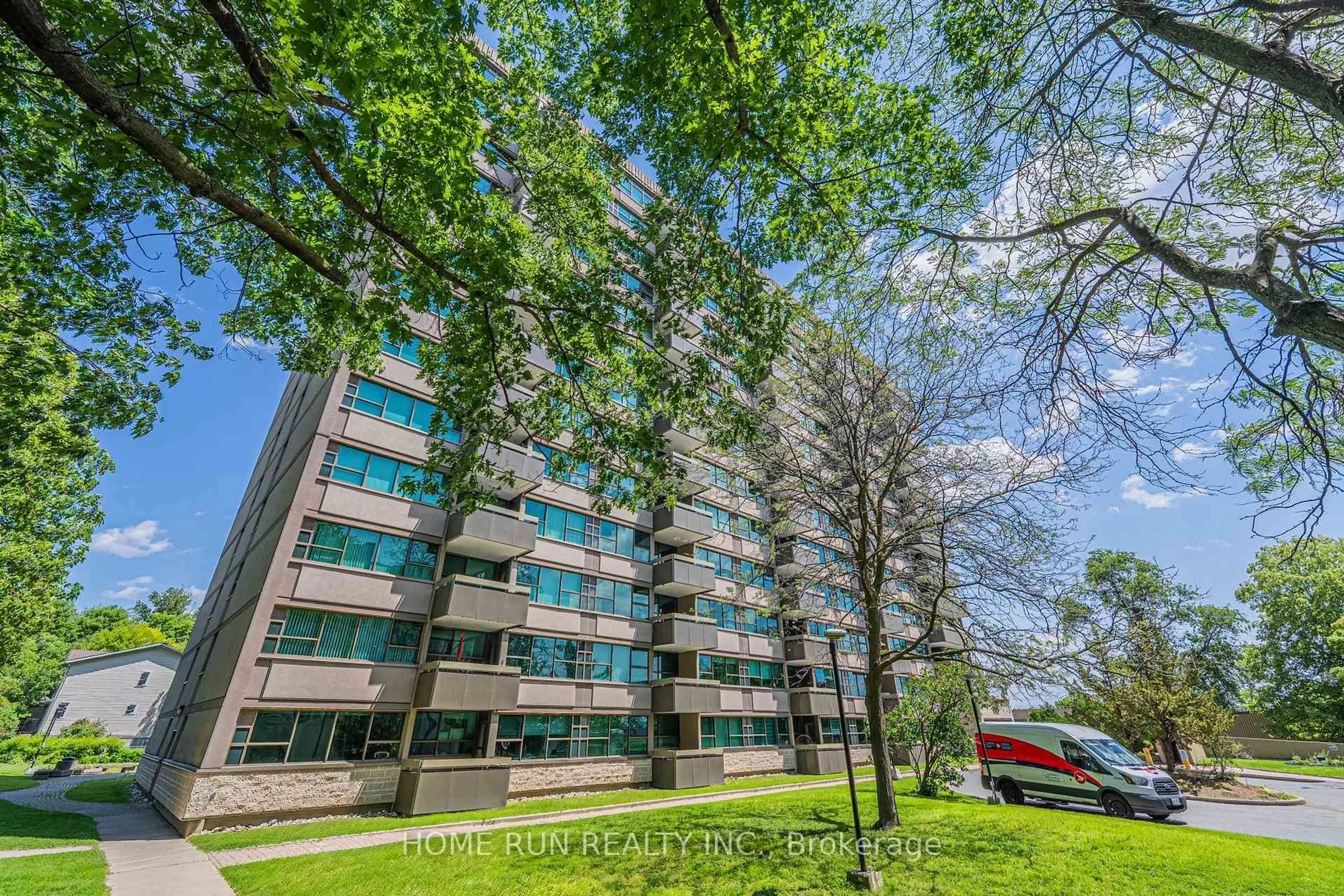 Patio, building for 555 BRITTANY Dr #1111, Ottawa Ontario K1K 4C5