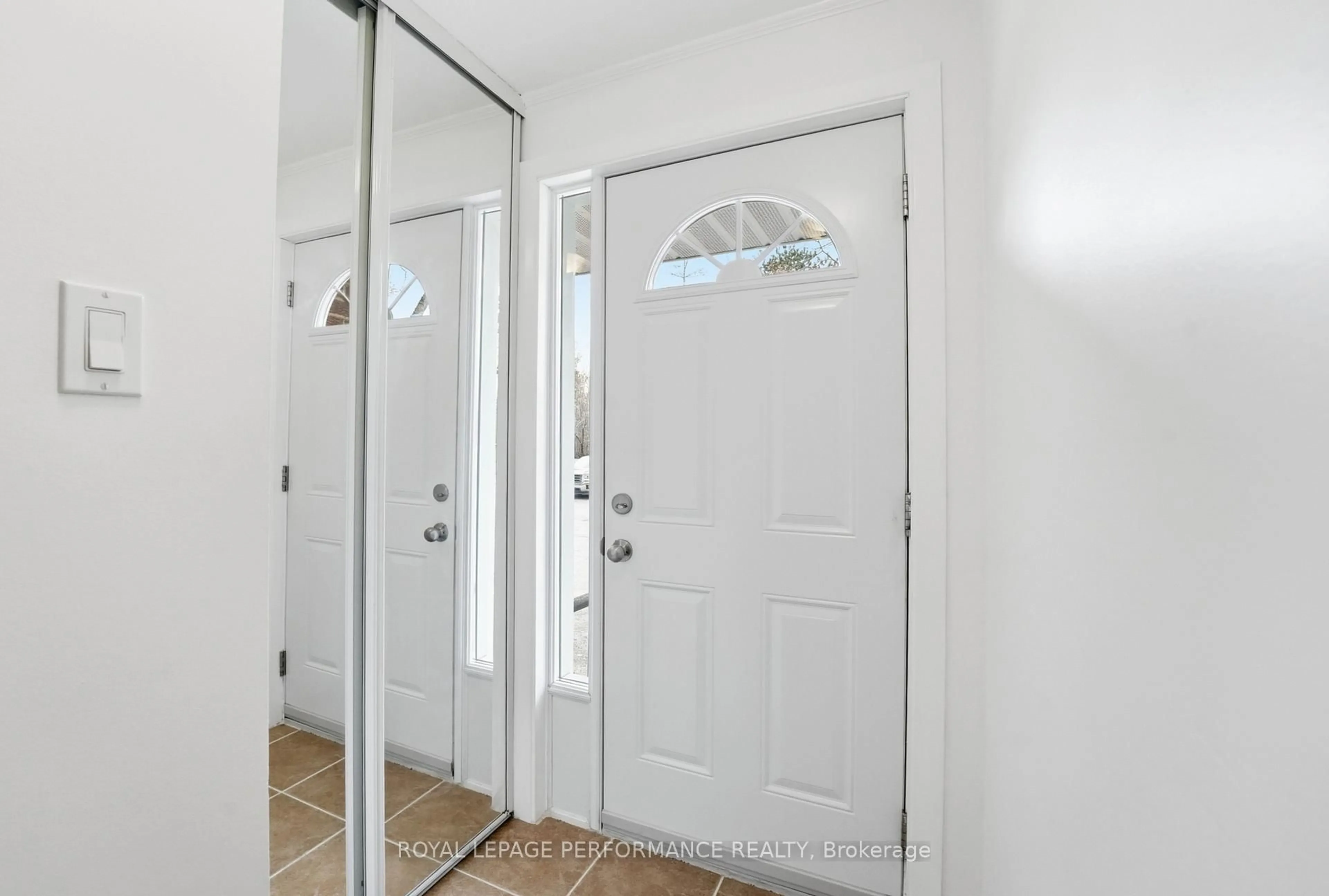 Indoor entryway for 6442 Bilberry Dr, Ottawa Ontario K1C 4P3
