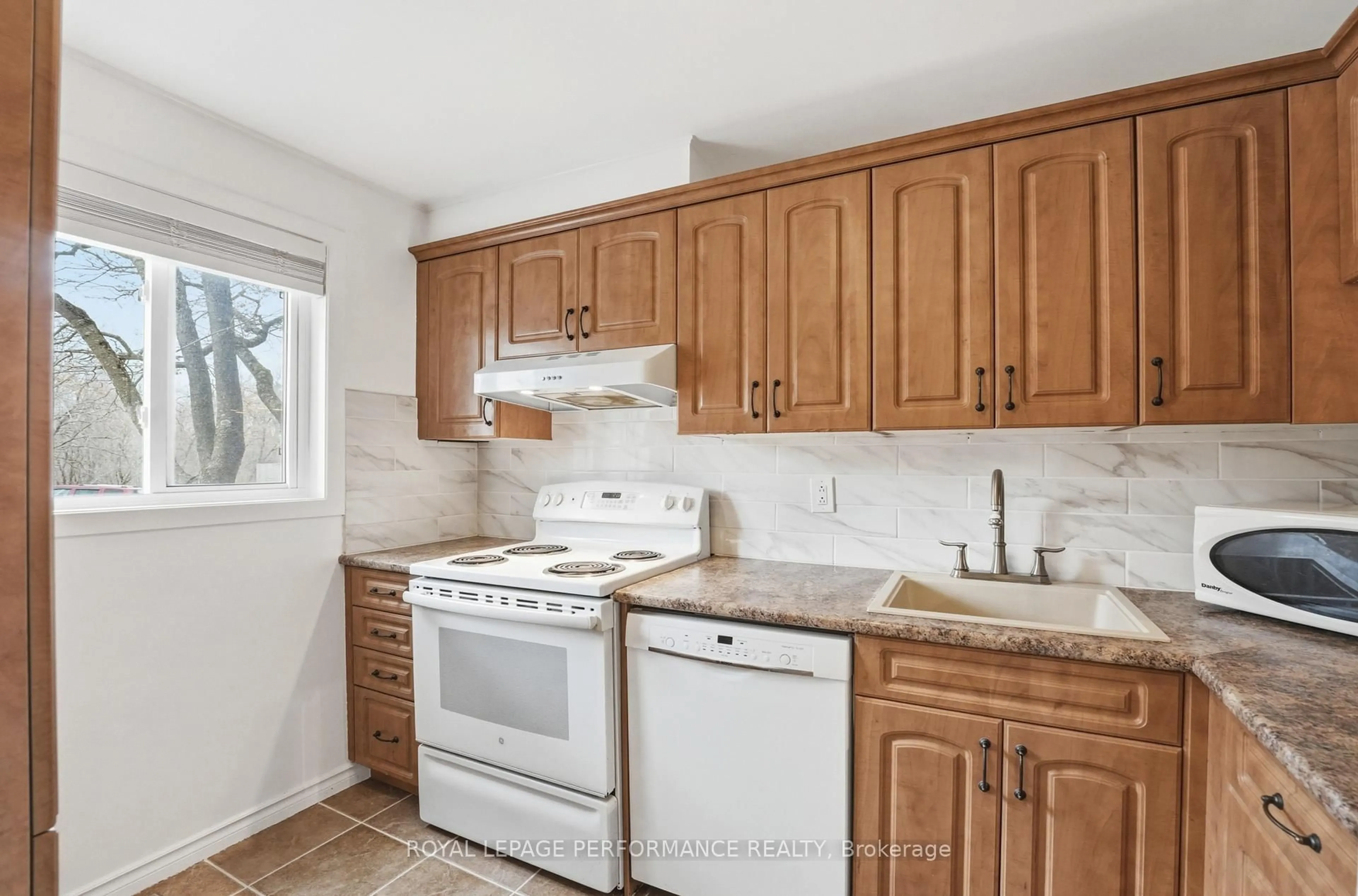 Standard kitchen, ceramic/tile floor for 6442 Bilberry Dr, Ottawa Ontario K1C 4P3