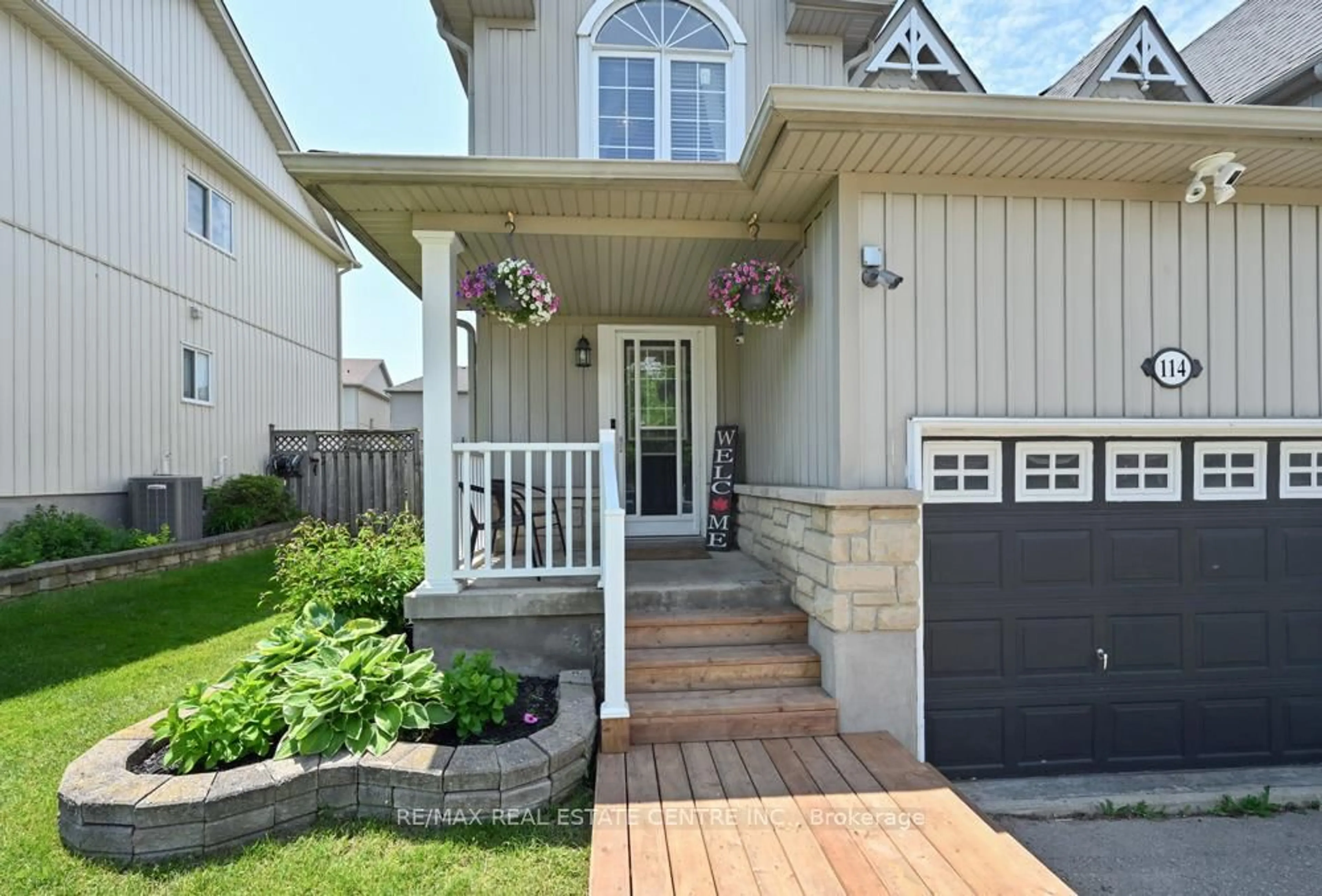 Indoor entryway for 114 Marion St, Shelburne Ontario L0N 1S2