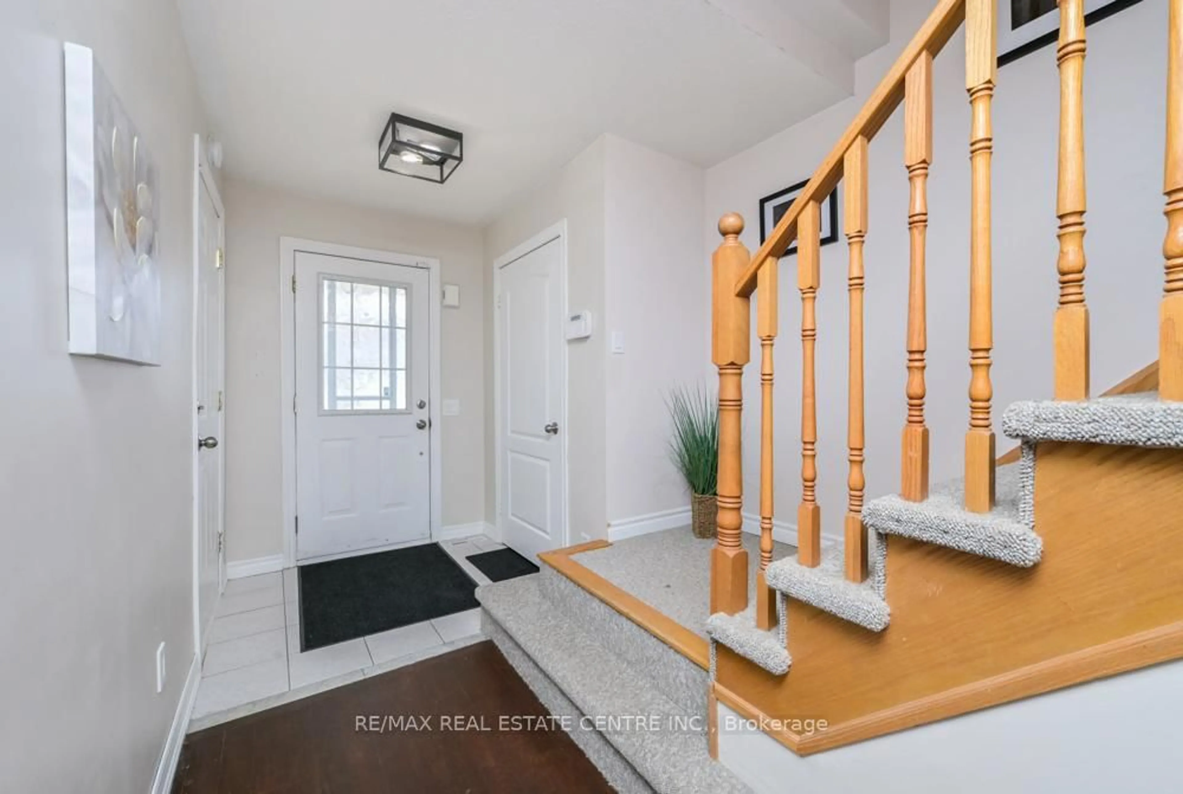 Indoor entryway for 114 Marion St, Shelburne Ontario L0N 1S2