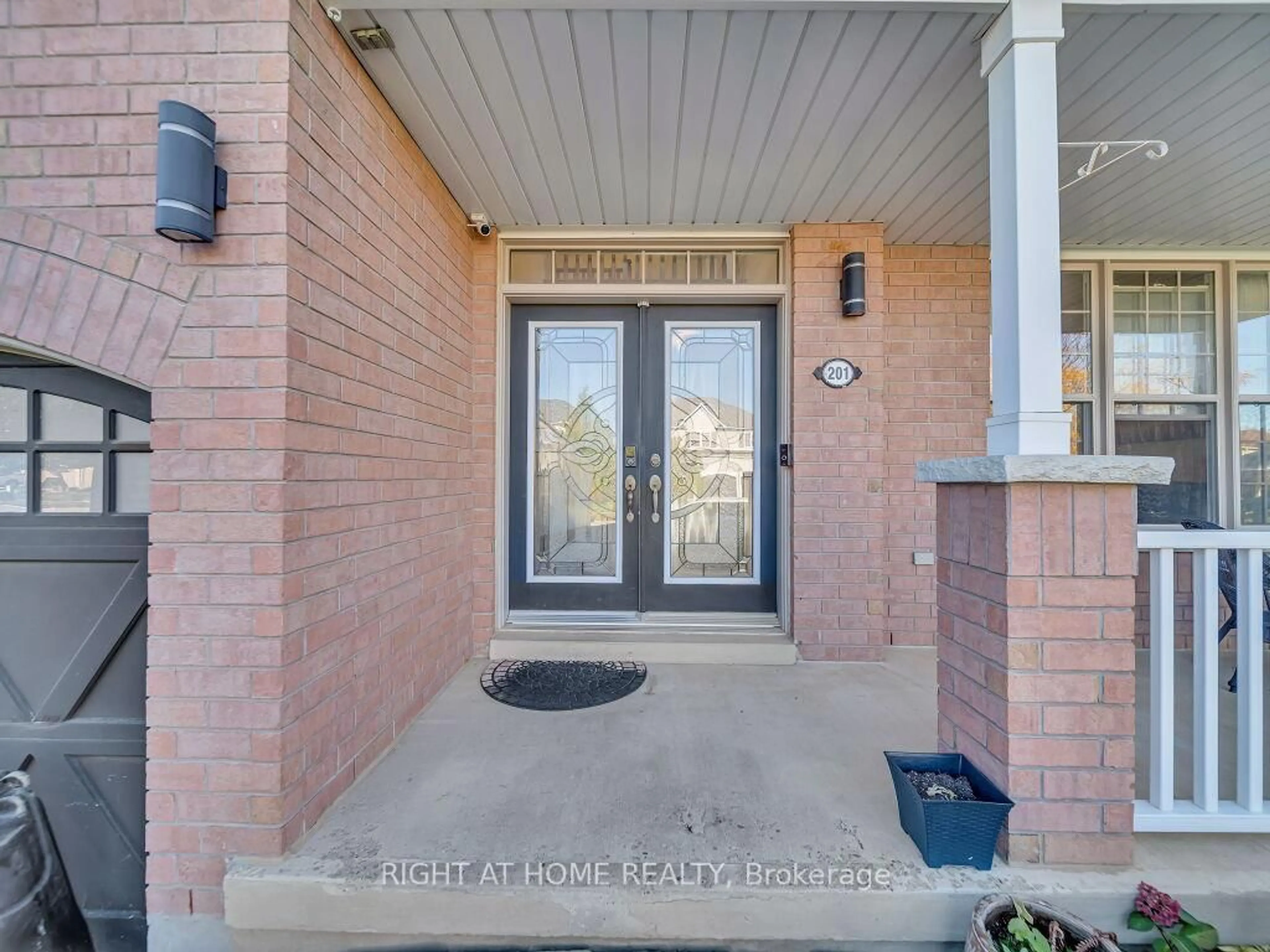 Indoor entryway for 201 Hunter Way, Brantford Ontario N3T 0B7