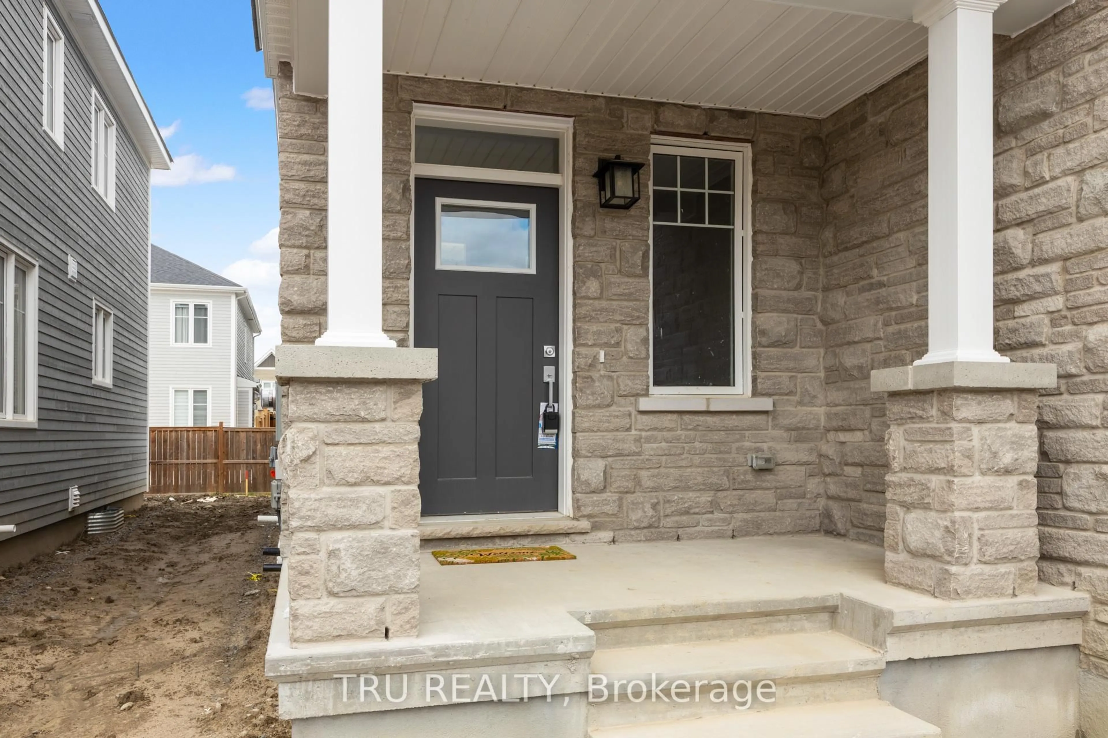 Indoor entryway for 75 Hackamore Cres, Richmond Ontario K0A 2Z0