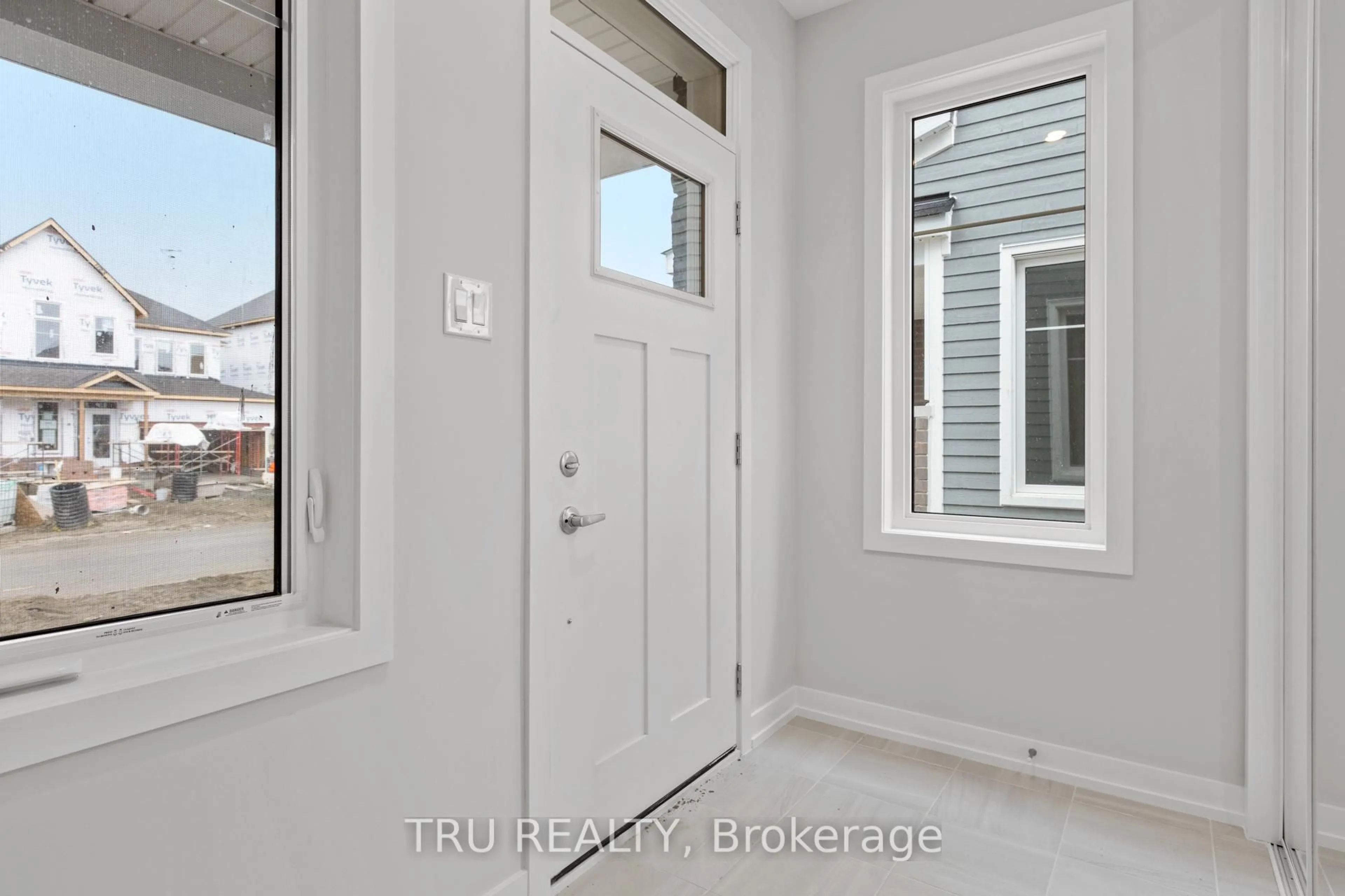 Indoor entryway for 75 Hackamore Cres, Richmond Ontario K0A 2Z0