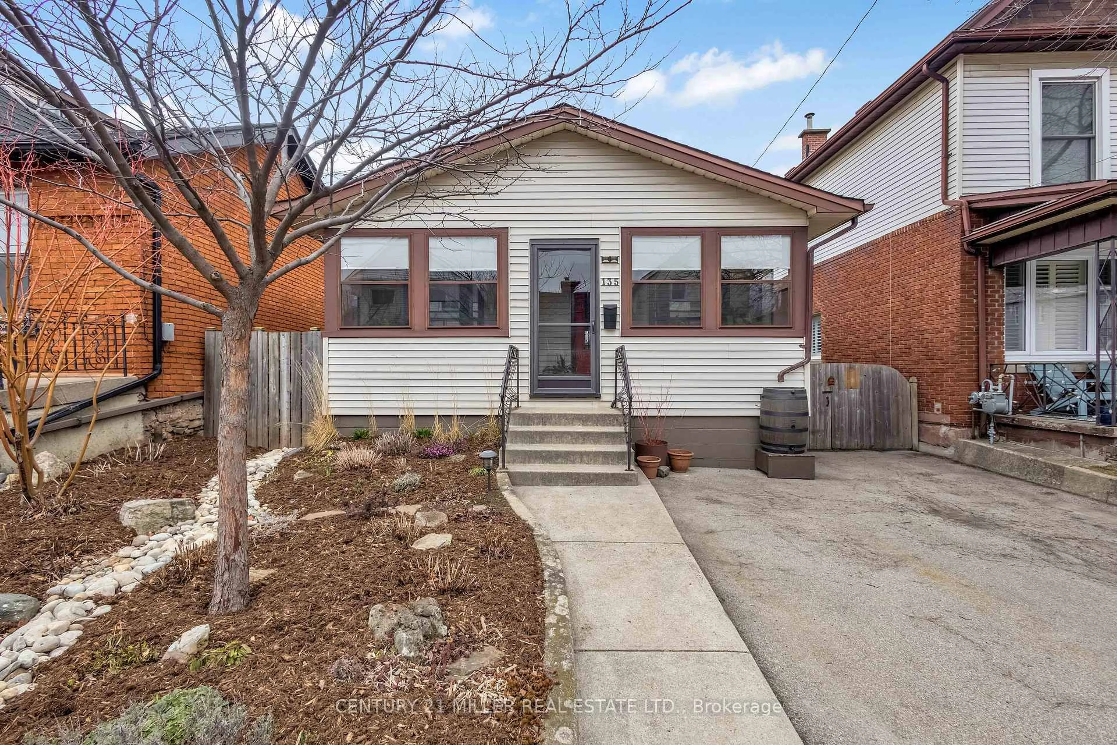 Home with brick exterior material, street for 135 Macaulay St, Hamilton Ontario L8L 3X5