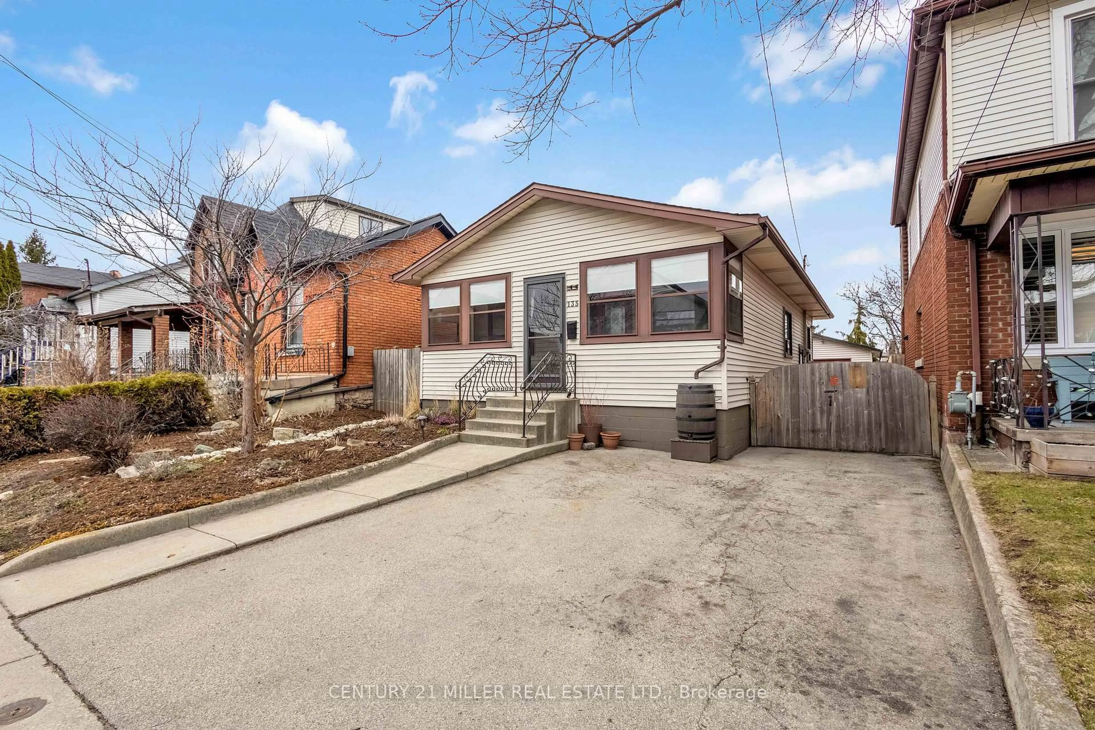 Unknown for 135 Macaulay St, Hamilton Ontario L8L 3X5