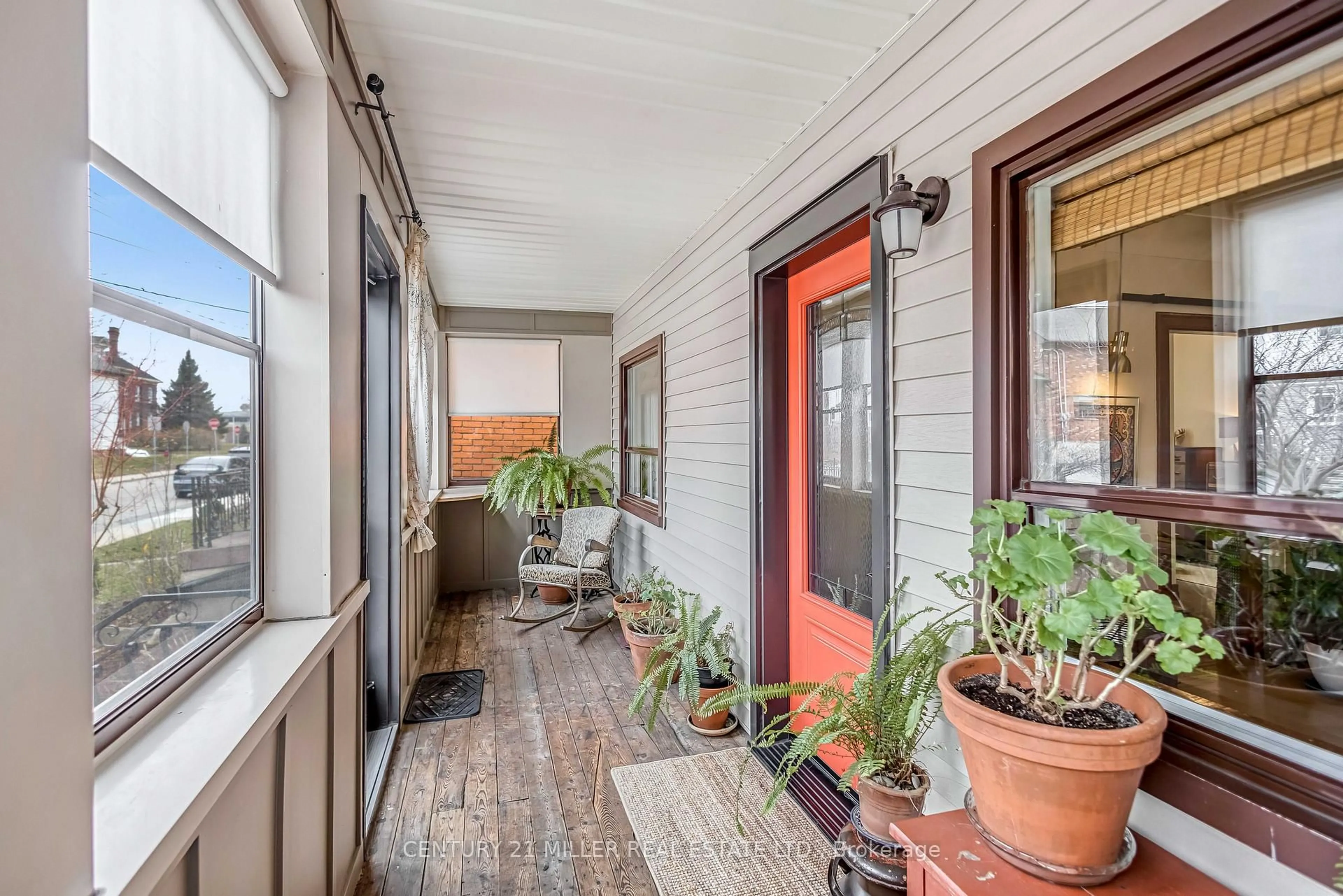 Indoor entryway for 135 Macaulay St, Hamilton Ontario L8L 3X5