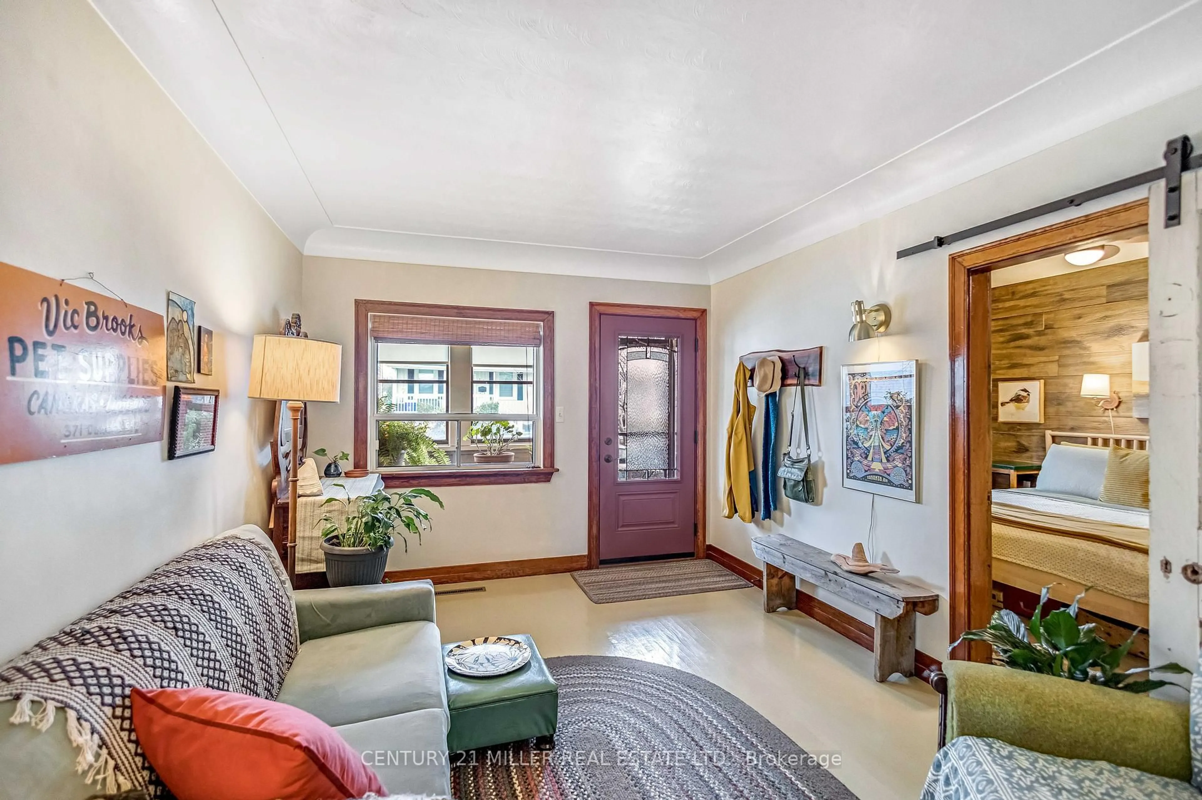 Indoor entryway for 135 Macaulay St, Hamilton Ontario L8L 3X5