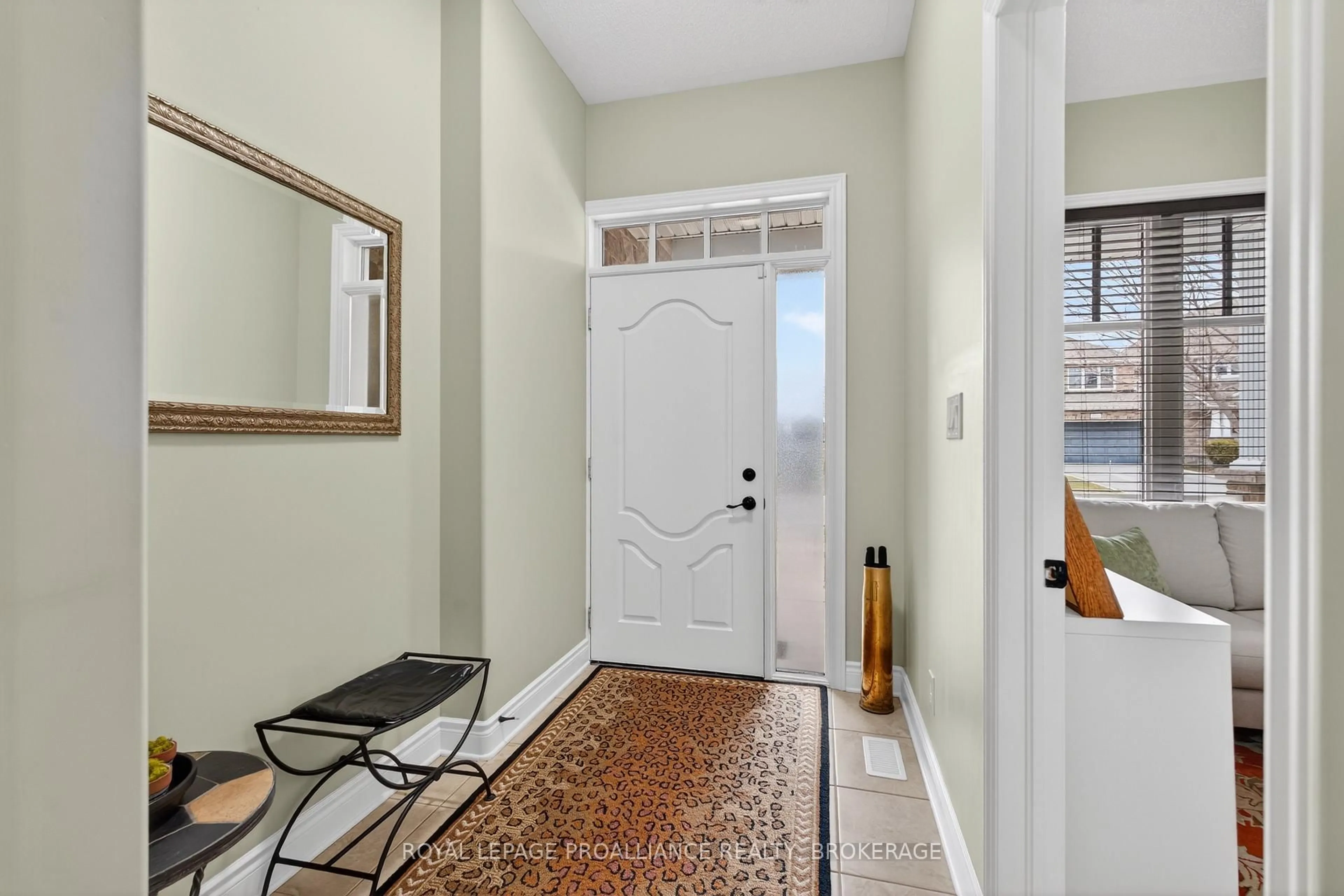 Indoor entryway for 1433 Evergreen Dr, Kingston Ontario K7P 0H5
