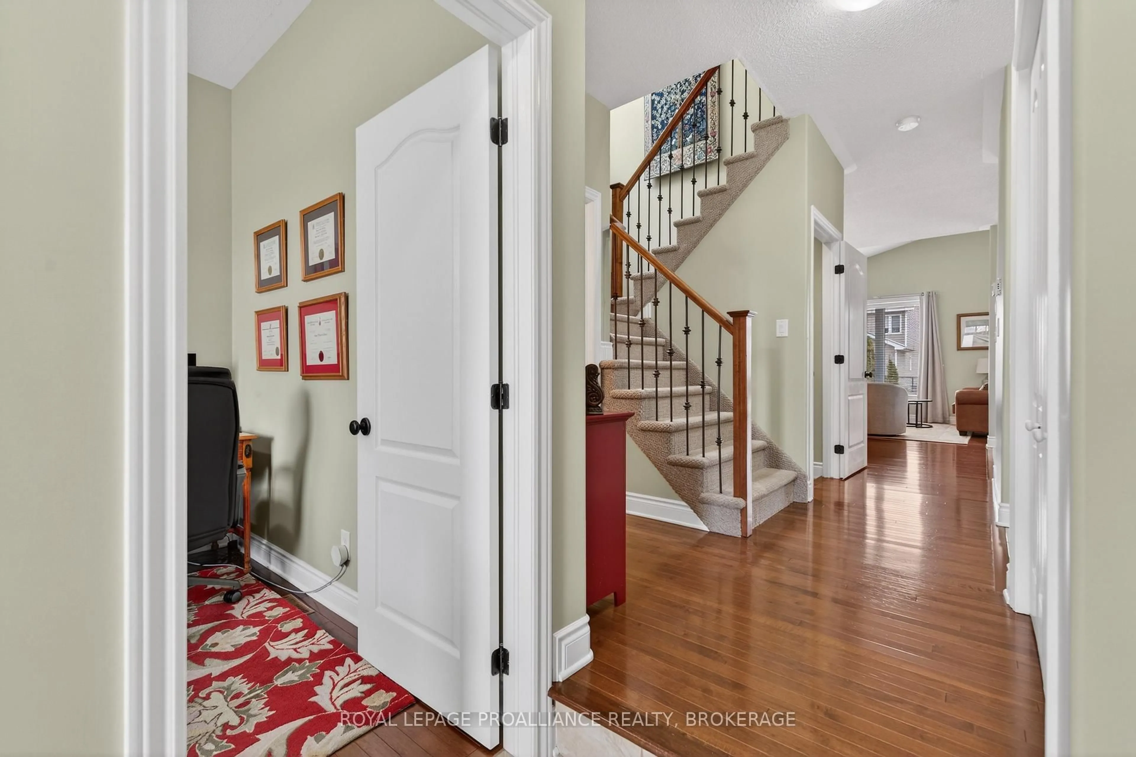Indoor entryway for 1433 Evergreen Dr, Kingston Ontario K7P 0H5