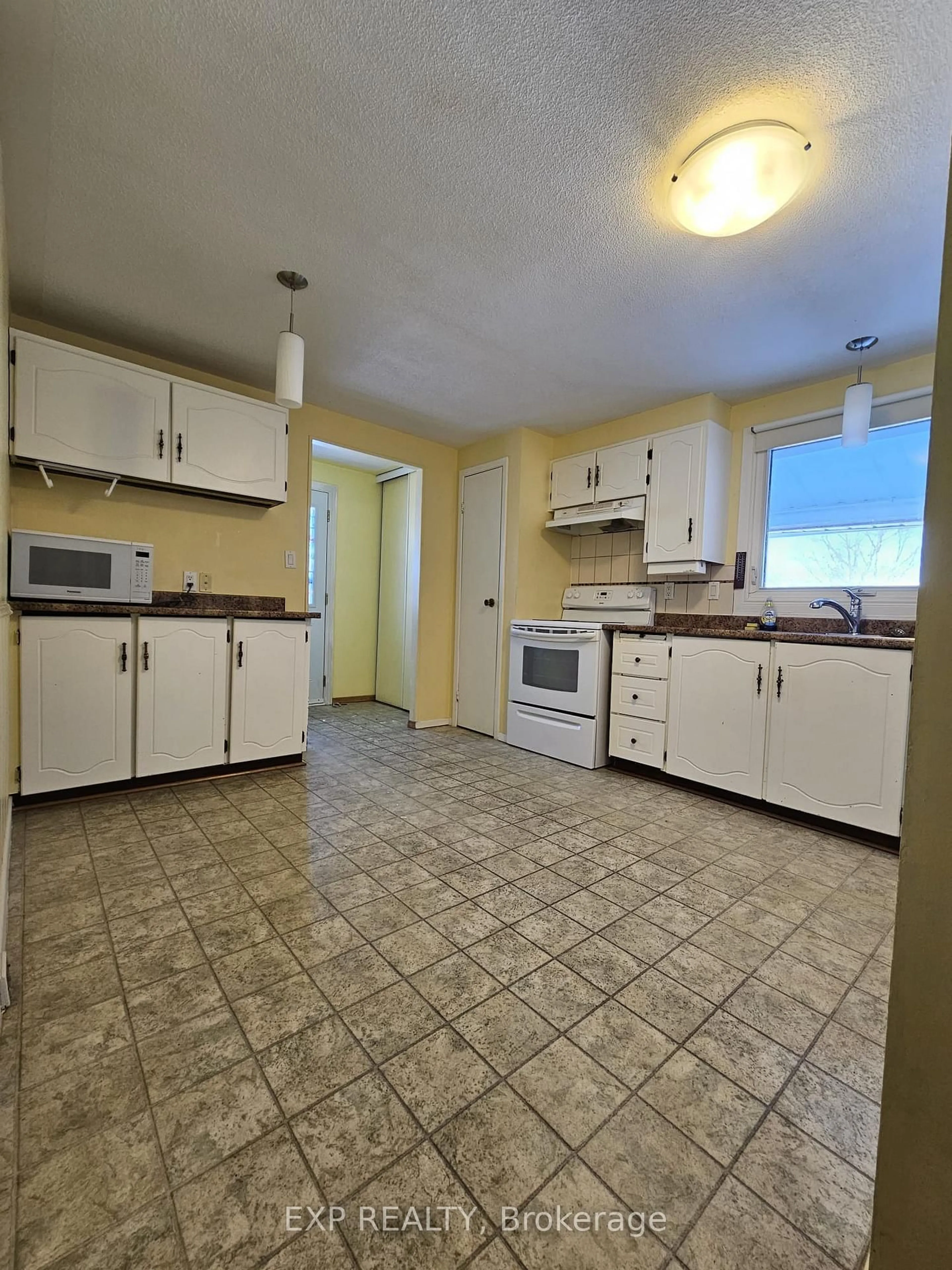 Standard kitchen, unknown for 18 Valley Cres, Elliot Lake Ontario P5A 2G6