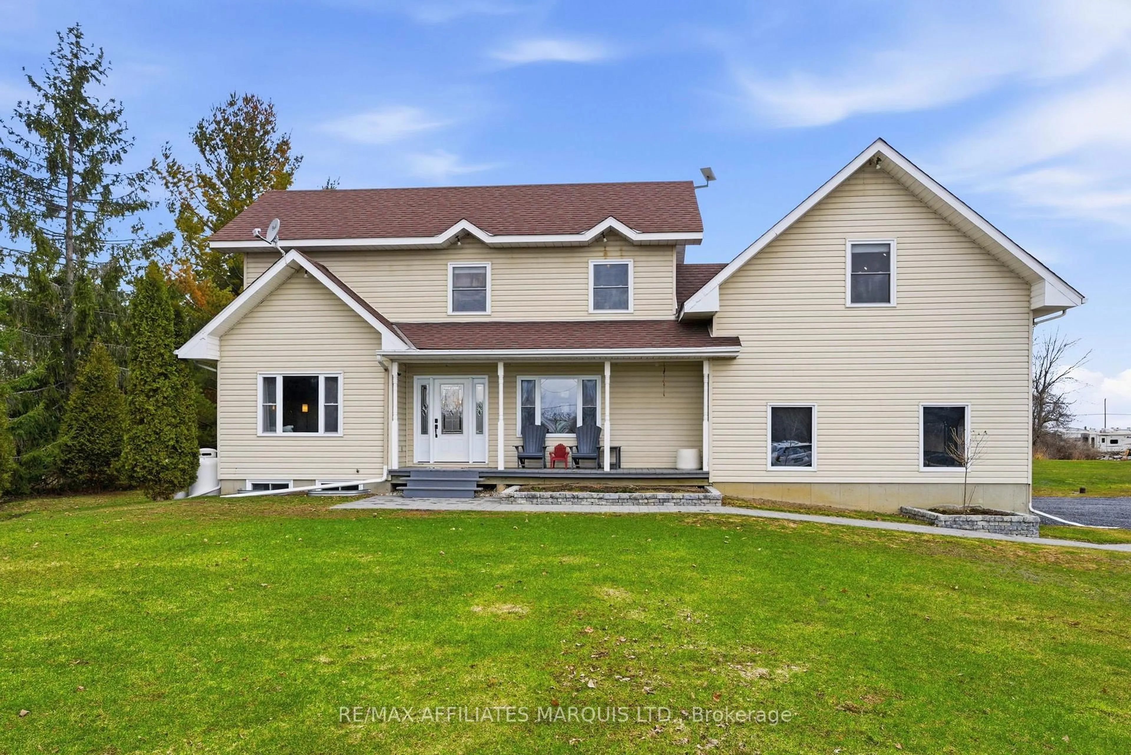 Home with vinyl exterior material, unknown for 14229 County Road 2 Rd, South Stormont Ontario K0C 1M0