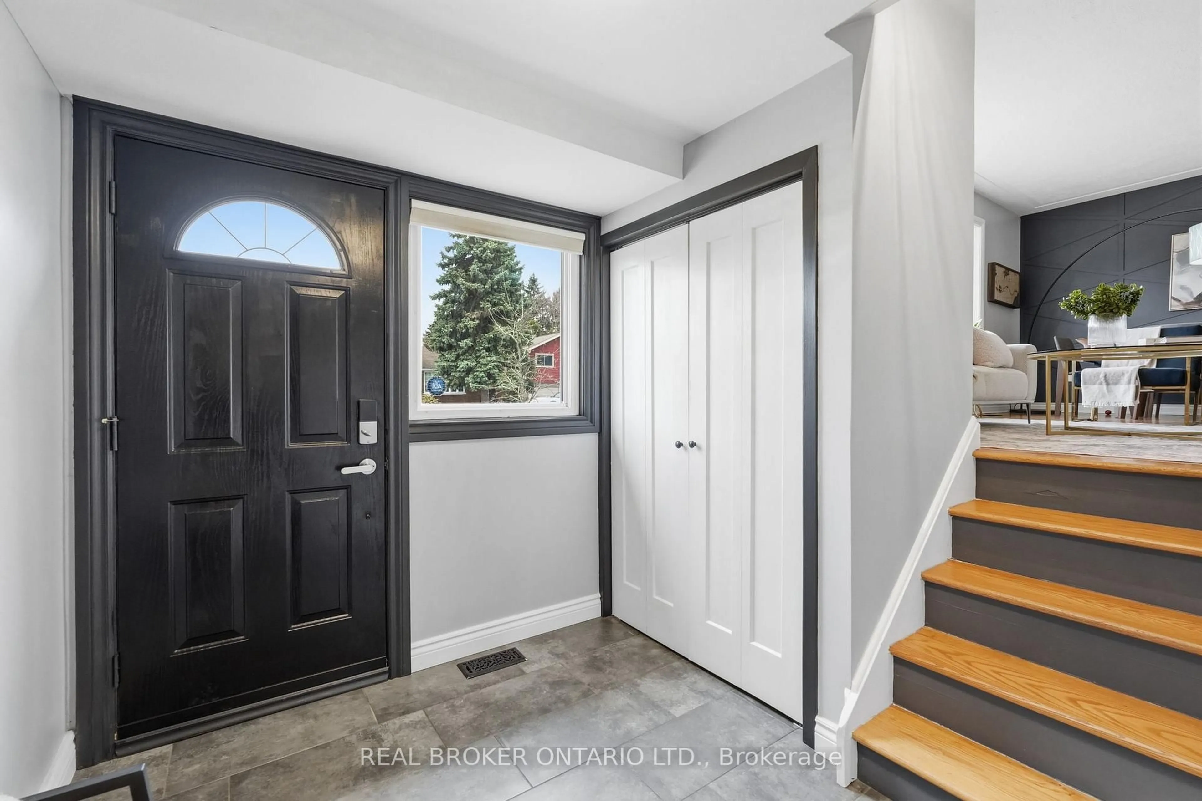 Indoor entryway for 178 Delmar Dr, Hamilton Ontario L9C 1J9