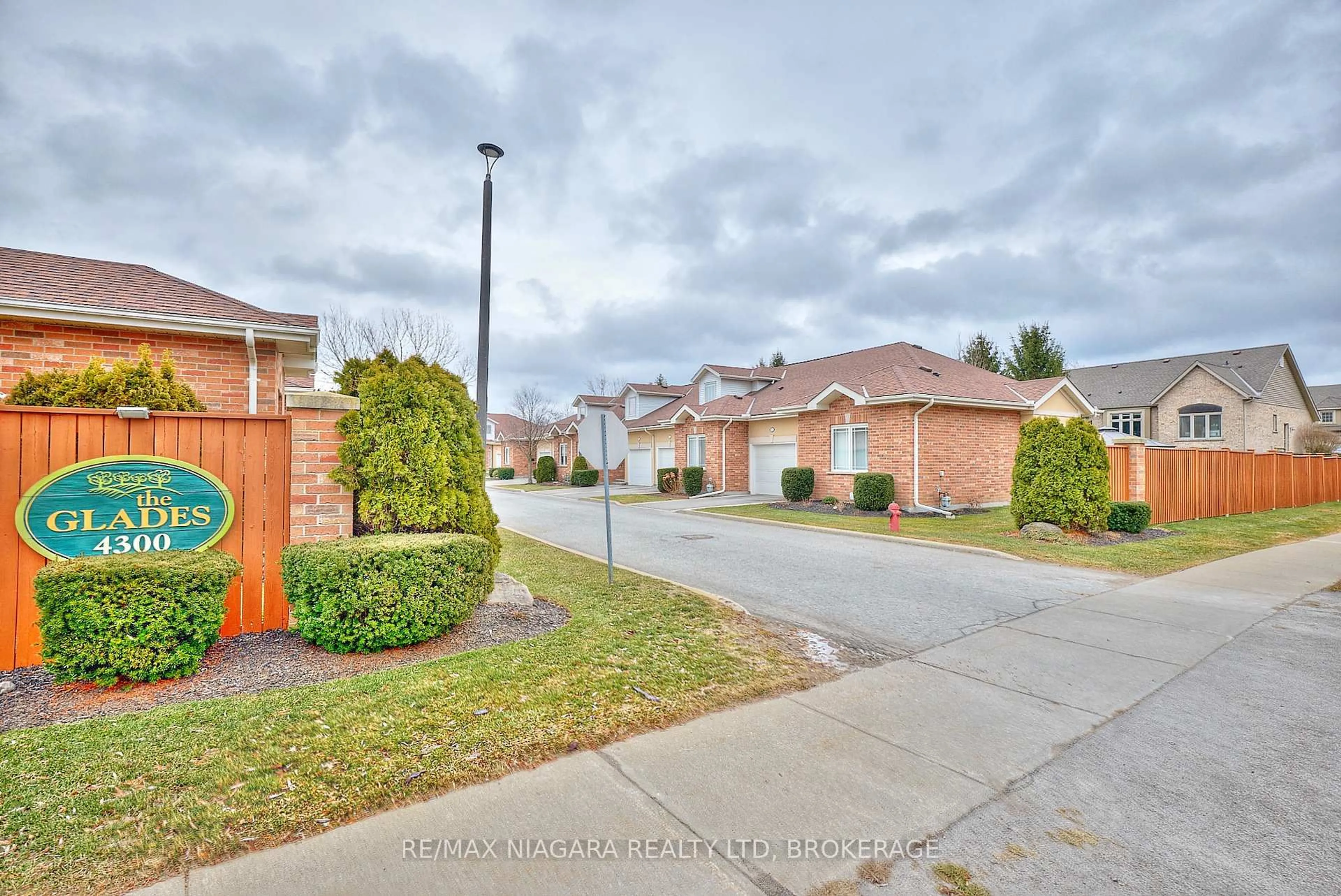 A pic from outside/outdoor area/front of a property/back of a property/a pic from drone, street for 4300 Kalar Rd #10, Niagara Falls Ontario L2H 1S8