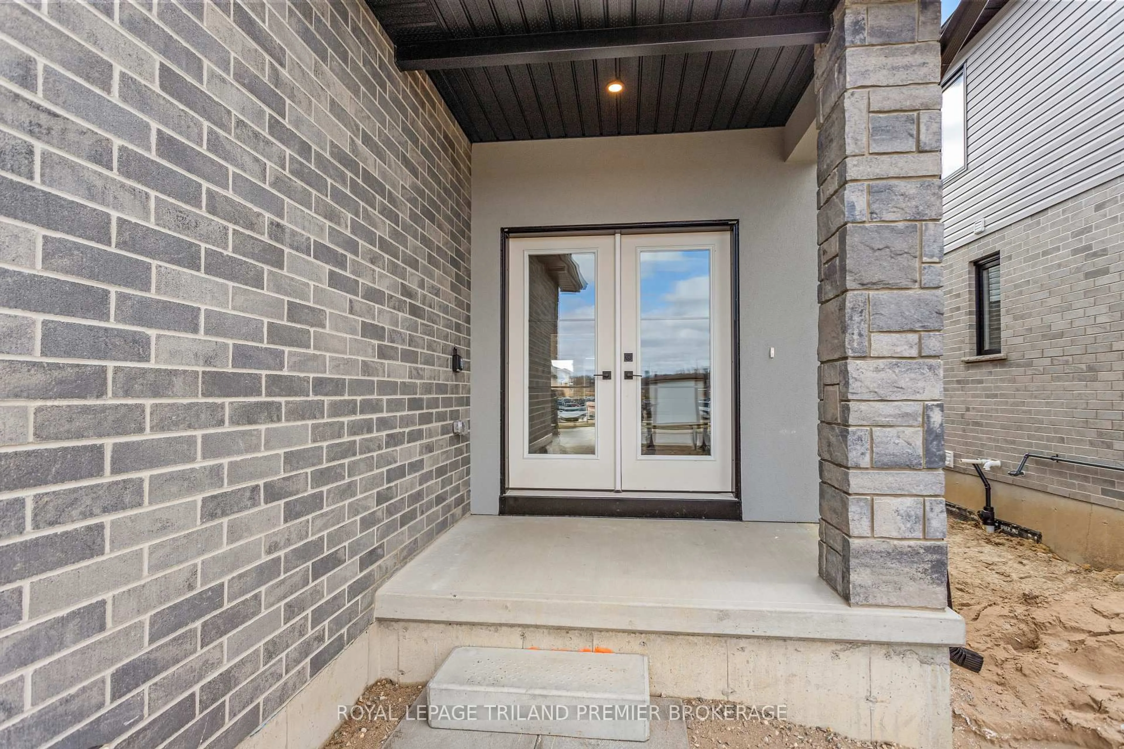 Indoor entryway for 2831 BUROAK Dr, London North Ontario N6G 0N7