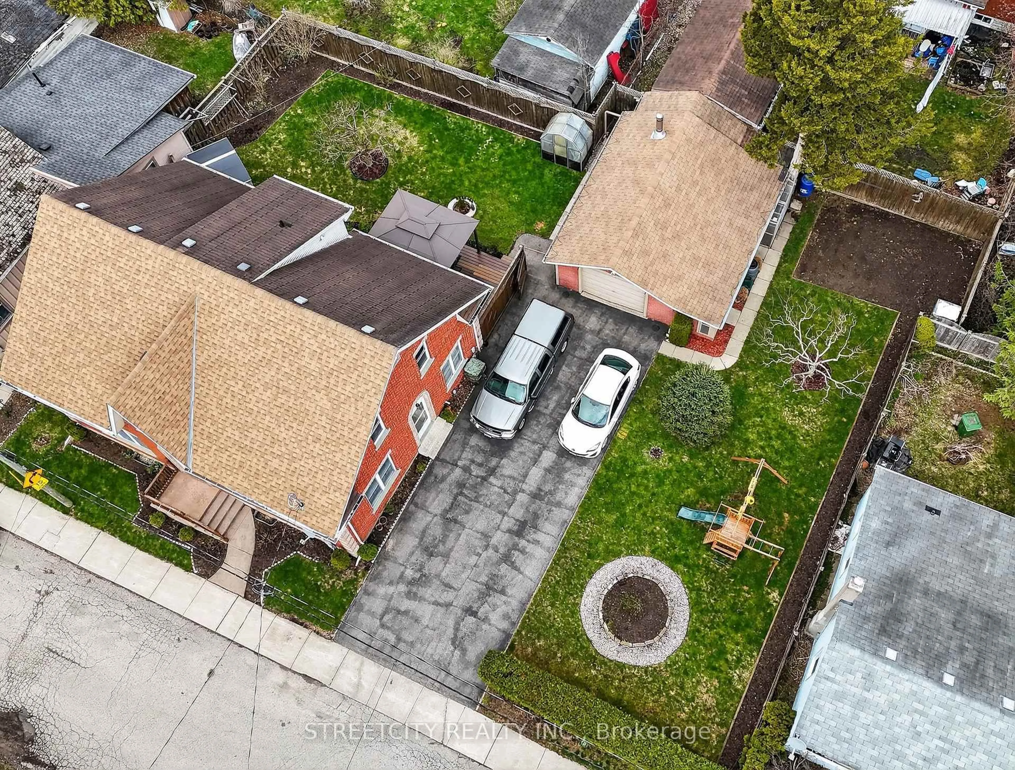 A pic from outside/outdoor area/front of a property/back of a property/a pic from drone, street for 22 Walnut St, St. Thomas Ontario N5R 2Y6