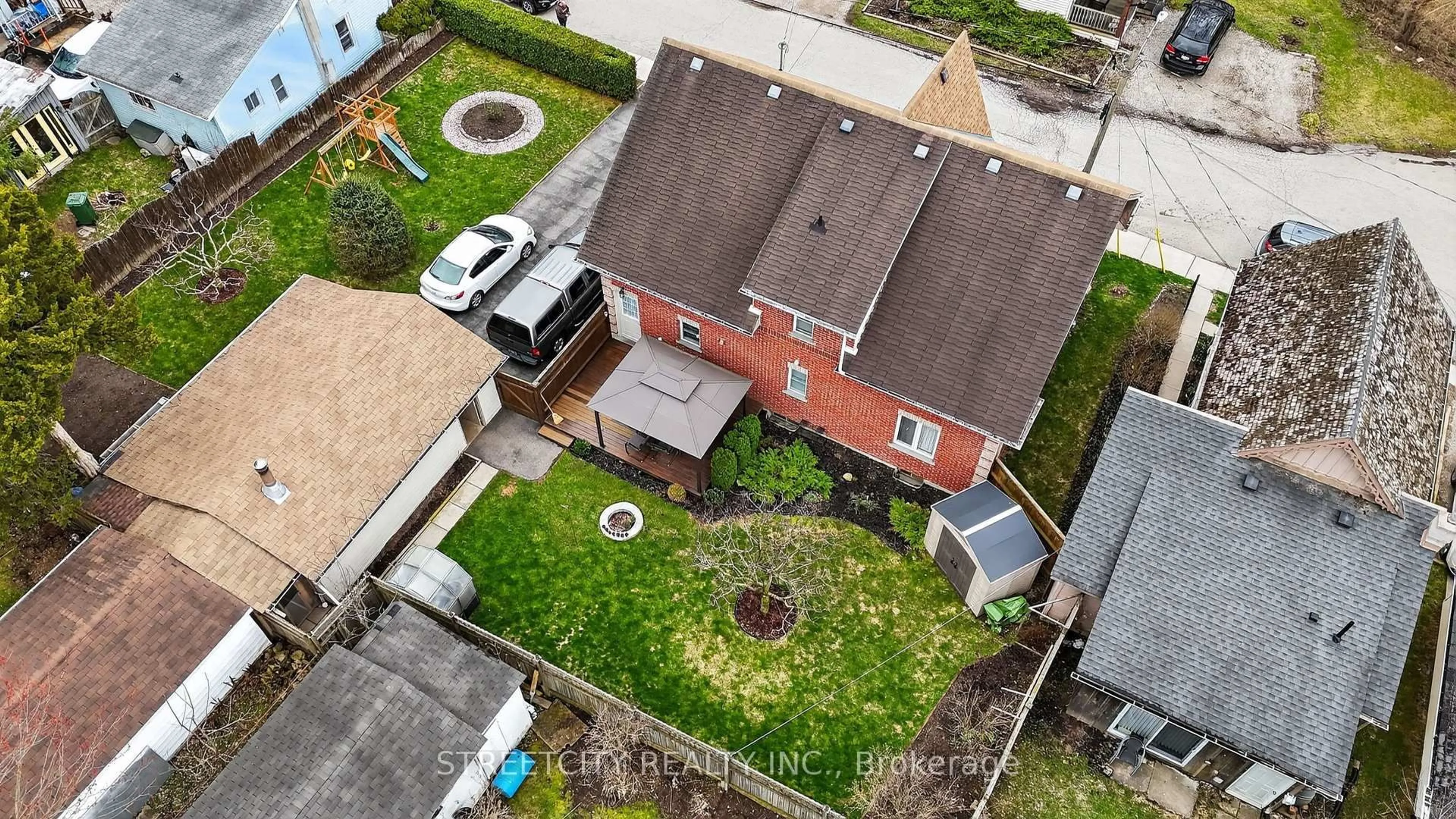 A pic from outside/outdoor area/front of a property/back of a property/a pic from drone, street for 22 Walnut St, St. Thomas Ontario N5R 2Y6