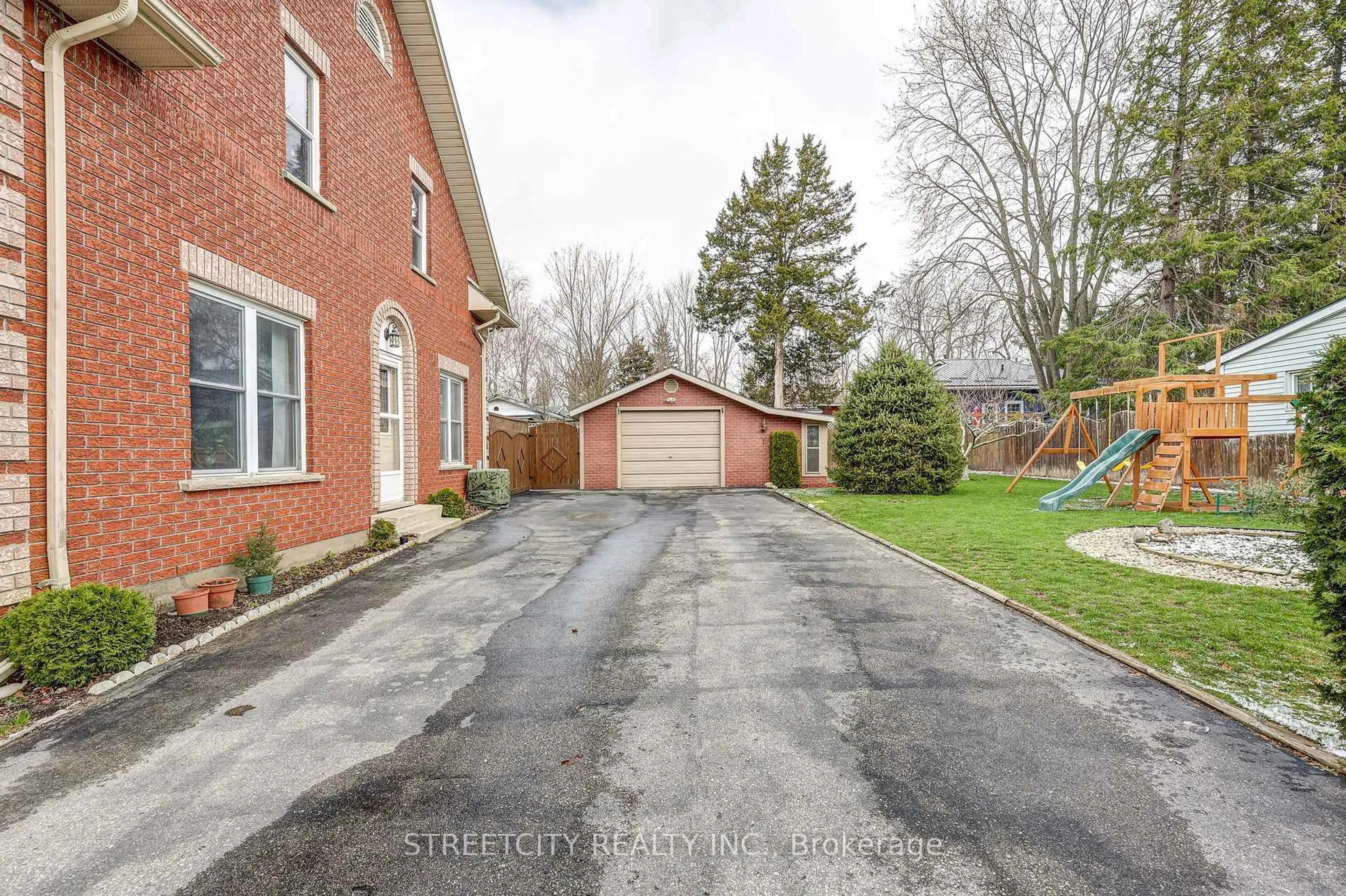 Unknown for 22 Walnut St, St. Thomas Ontario N5R 2Y6