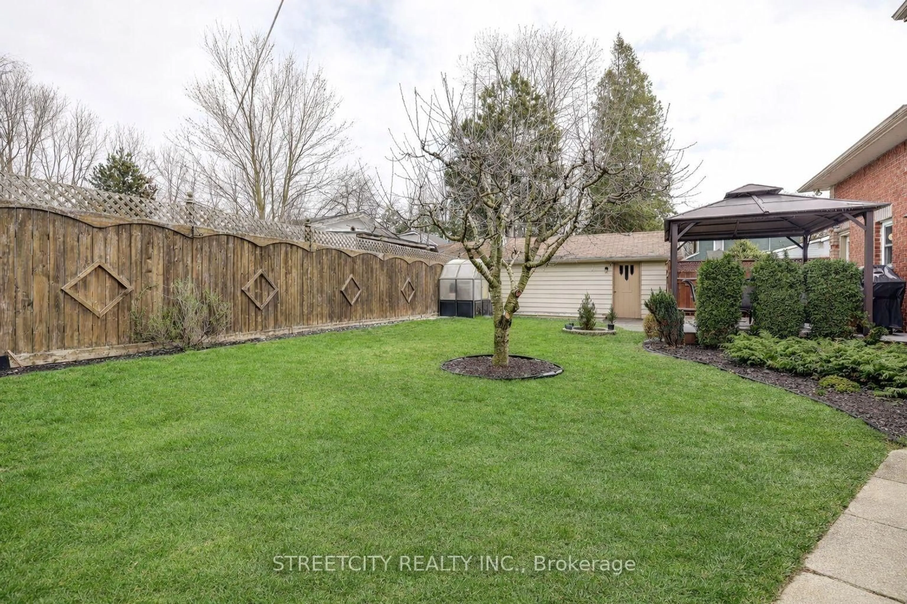 A pic from outside/outdoor area/front of a property/back of a property/a pic from drone, street for 22 Walnut St, St. Thomas Ontario N5R 2Y6