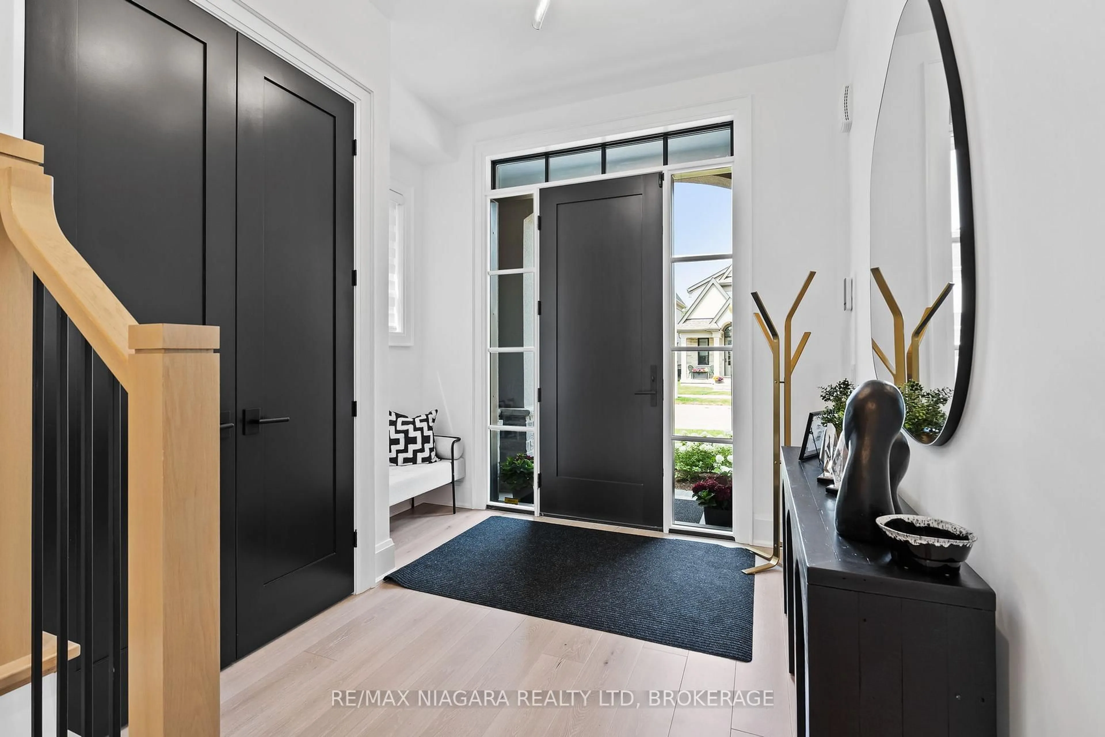 Indoor entryway for 2326 TERRAVITA Dr, Niagara Falls Ontario L2J 0G1