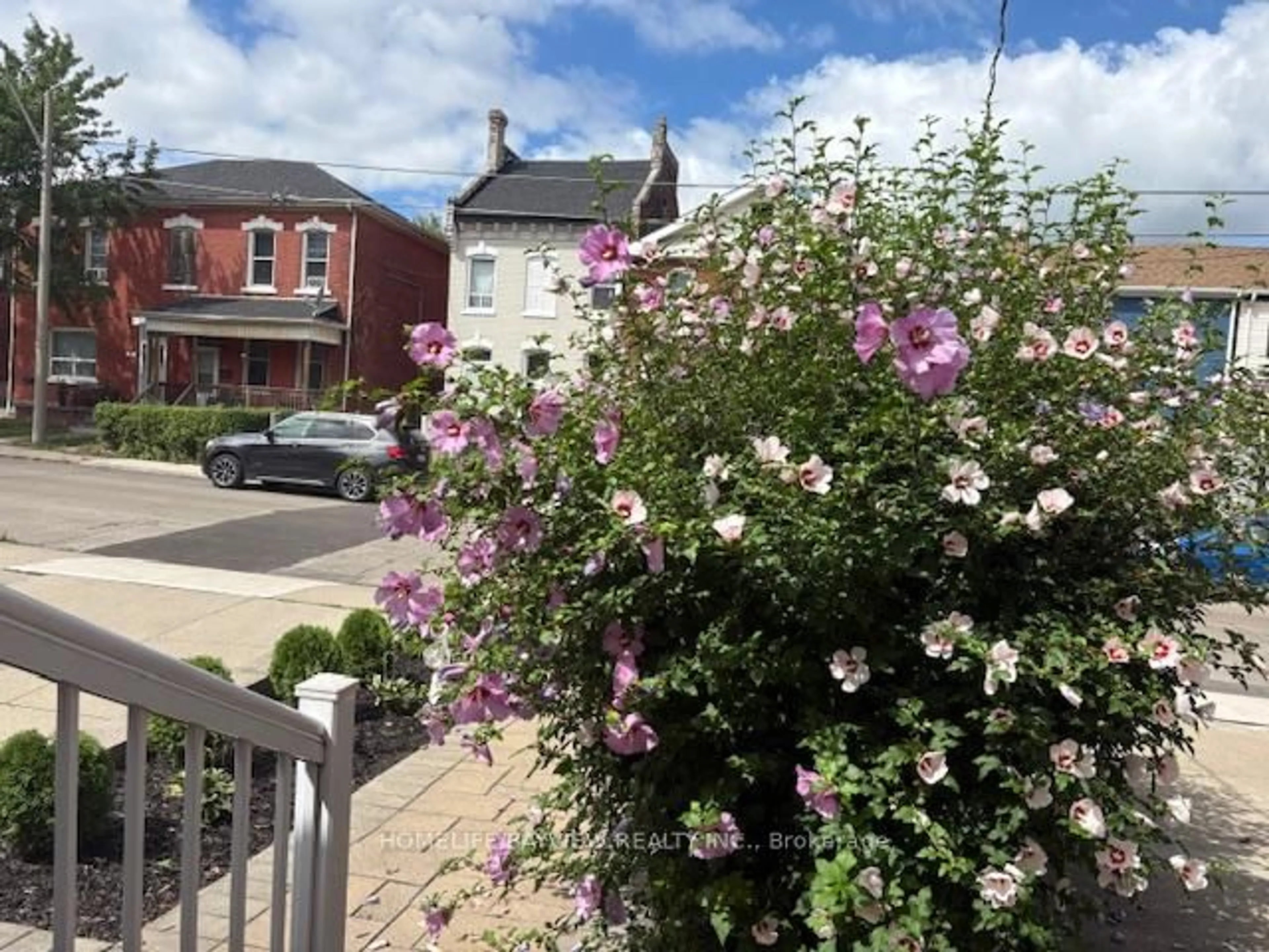 A pic from outside/outdoor area/front of a property/back of a property/a pic from drone, street for 128 Cathcart St, Hamilton Ontario L8L 5A2