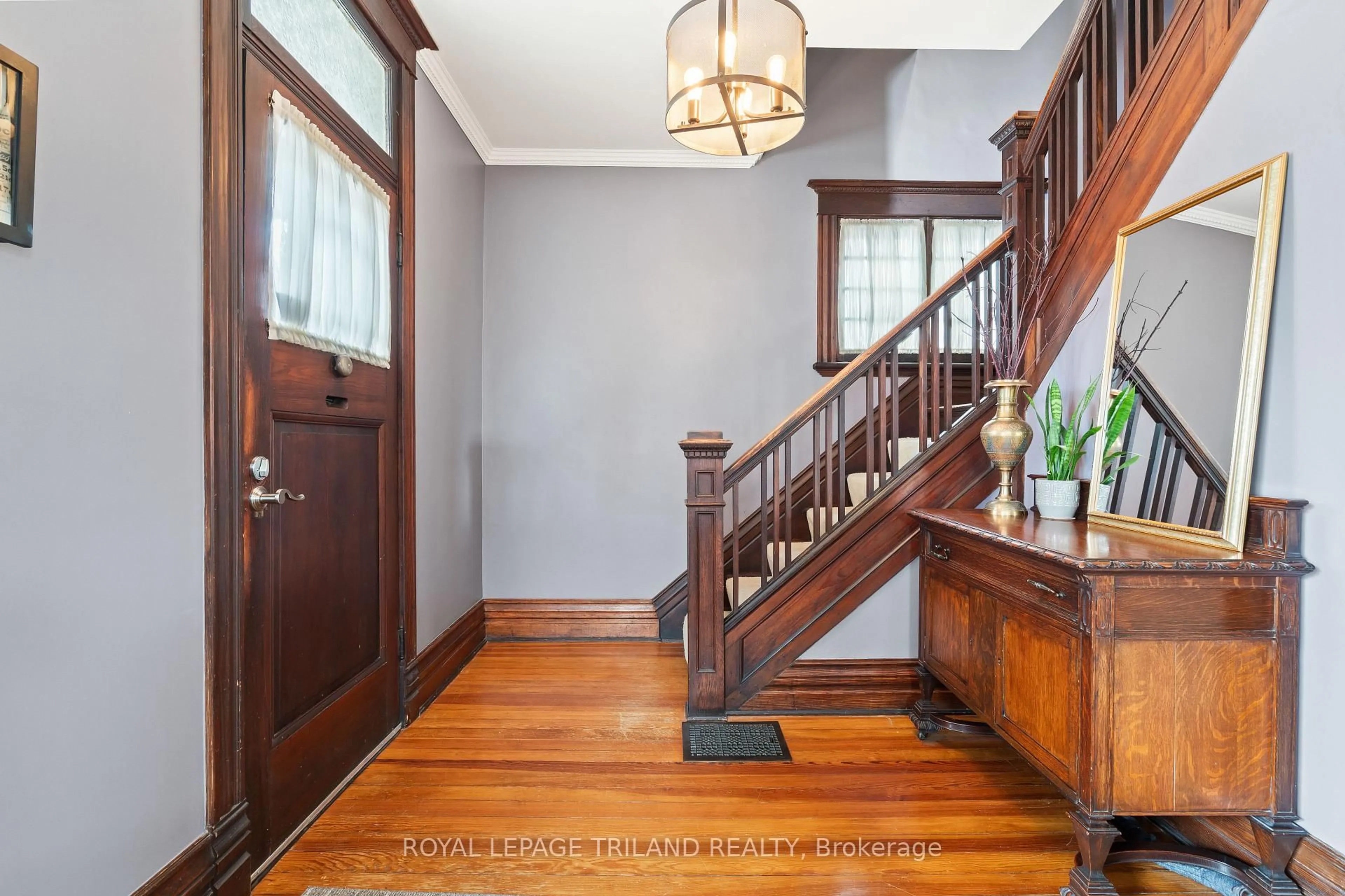 Indoor entryway for 978 Hackett St, London East Ontario N5Z 1M2