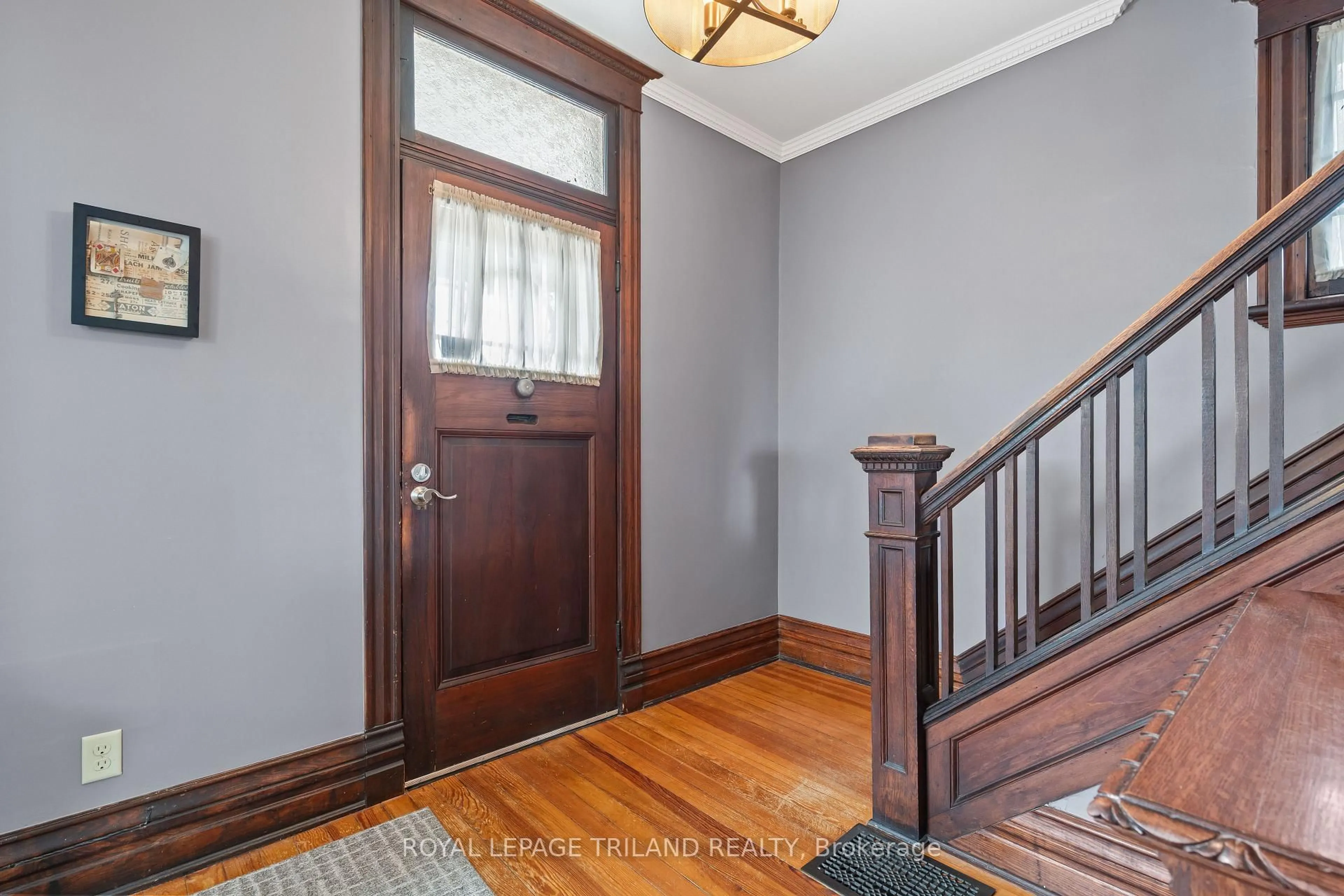 Indoor entryway for 978 Hackett St, London East Ontario N5Z 1M2