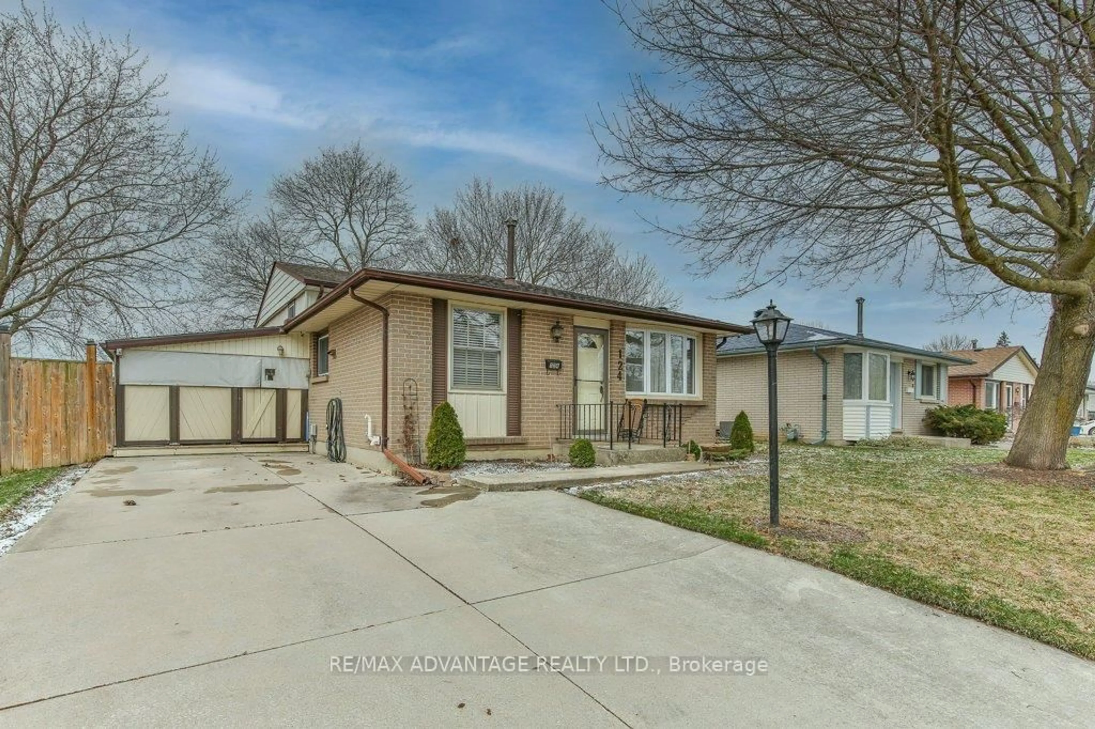 Home with vinyl exterior material, street for 124 Kipling Ave, London East Ontario N5V 1K2