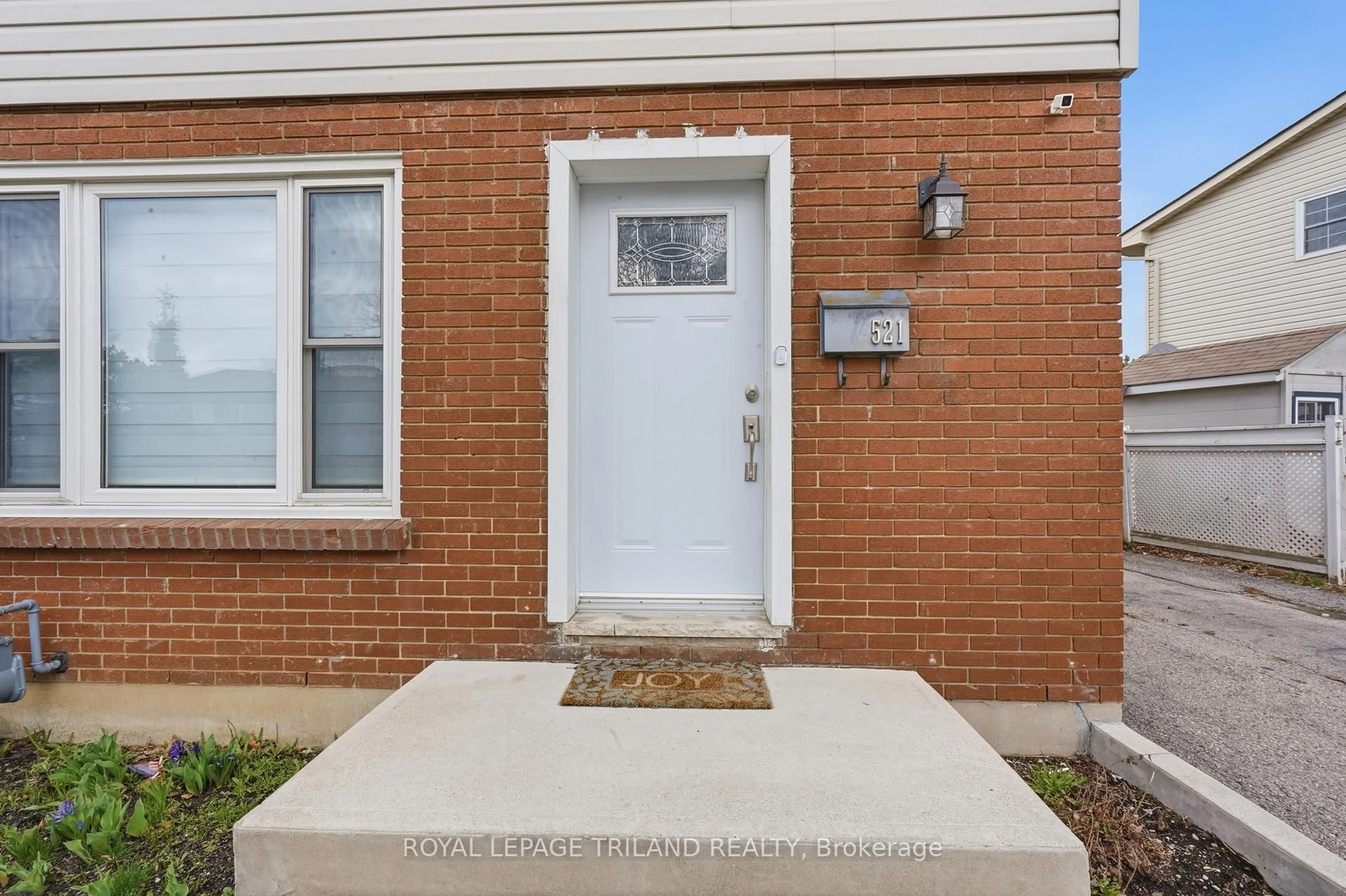 Indoor entryway for 521 Osgoode Dr, London South Ontario N6E 1B6