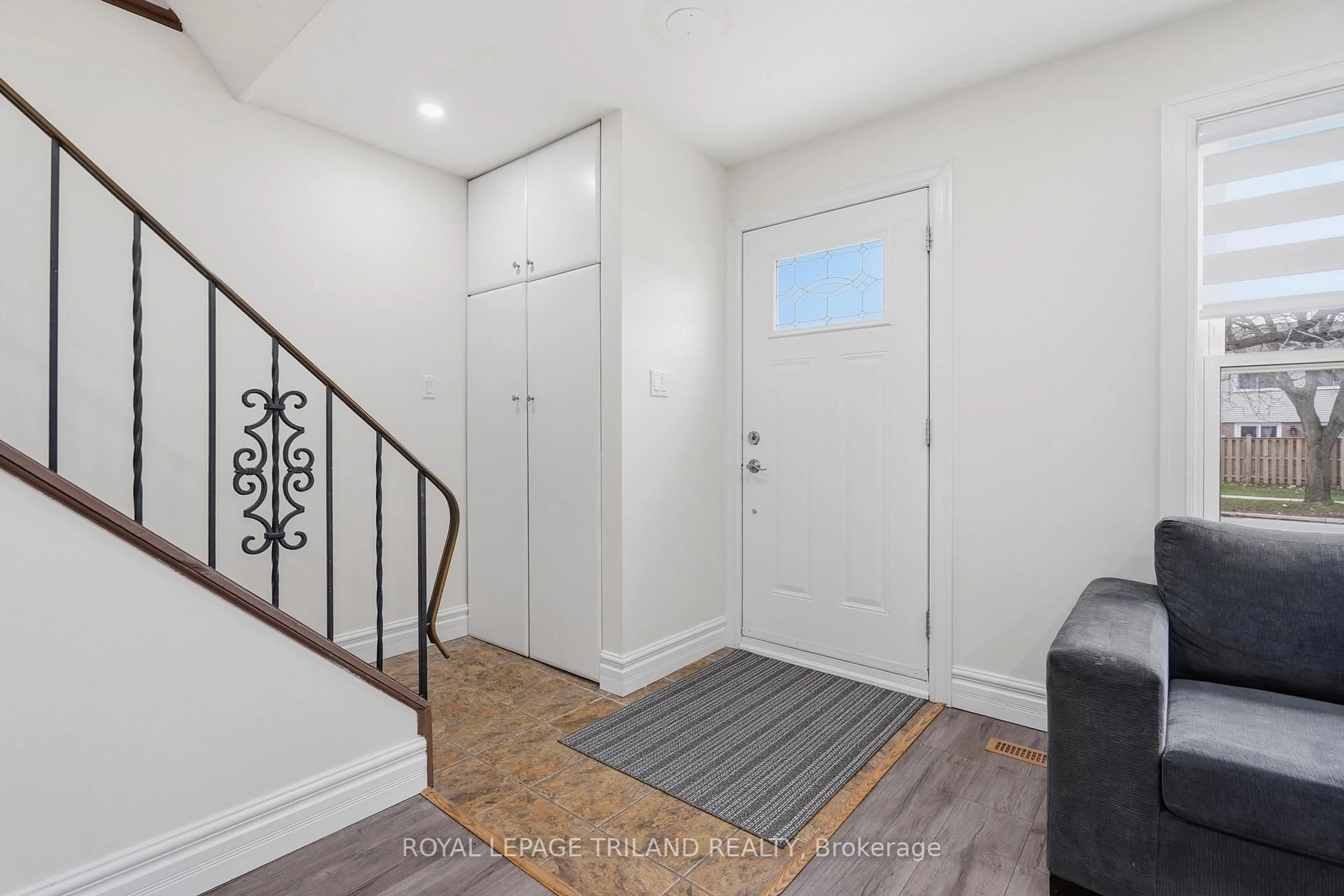 Indoor entryway for 521 Osgoode Dr, London South Ontario N6E 1B6