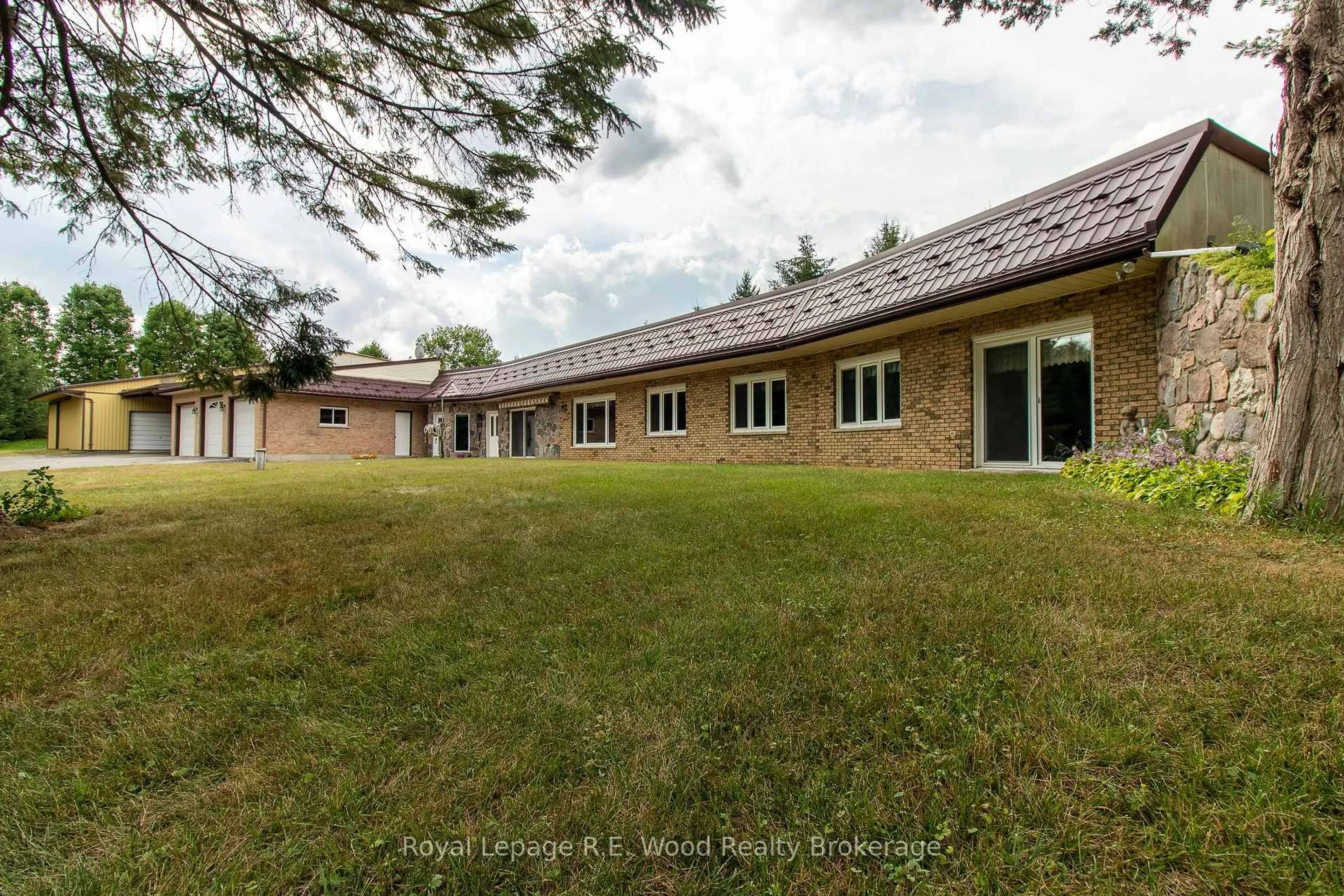 A pic from outside/outdoor area/front of a property/back of a property/a pic from drone, building for 4974 MARION St, Thames Centre Ontario N0L 1G4