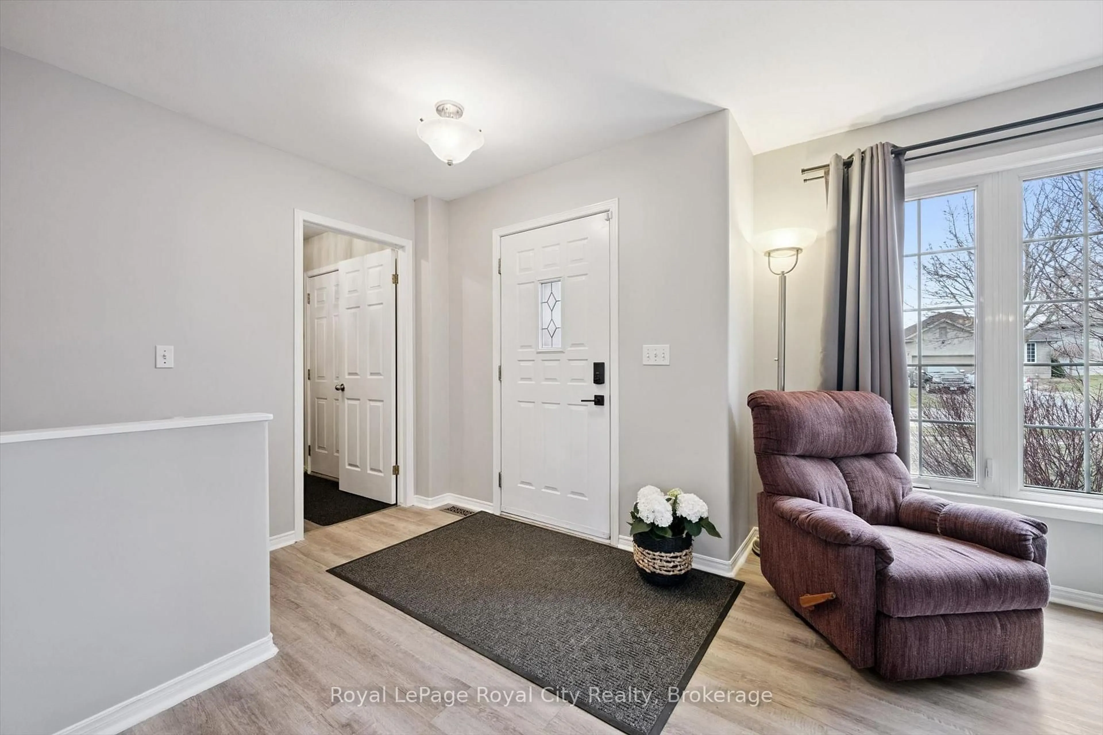 Indoor entryway for 119 Meadowridge Dr, St. Marys Ontario N4X 1E7