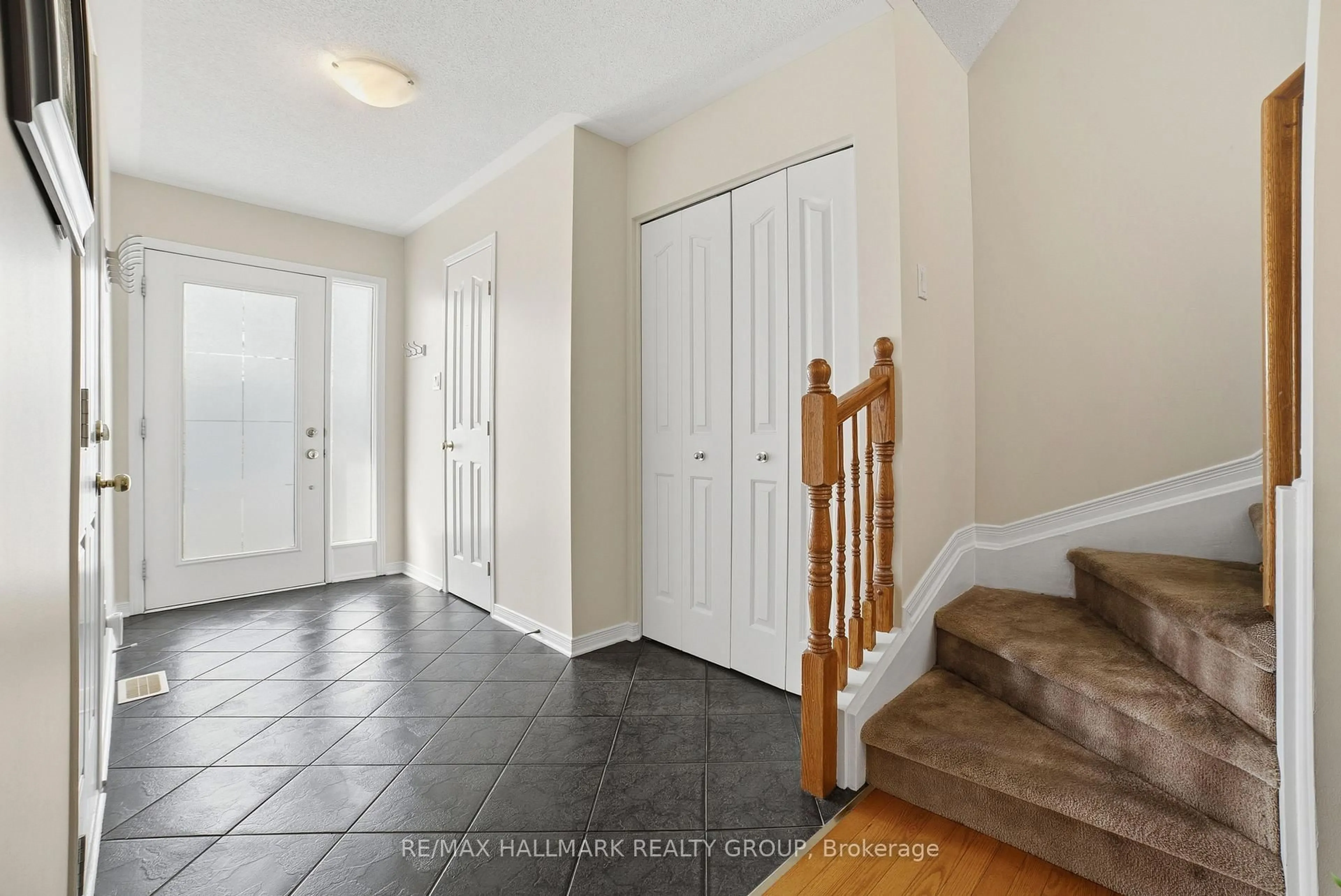 Indoor entryway for 121 Corinth Private, Ottawa Ontario K2E 0A8