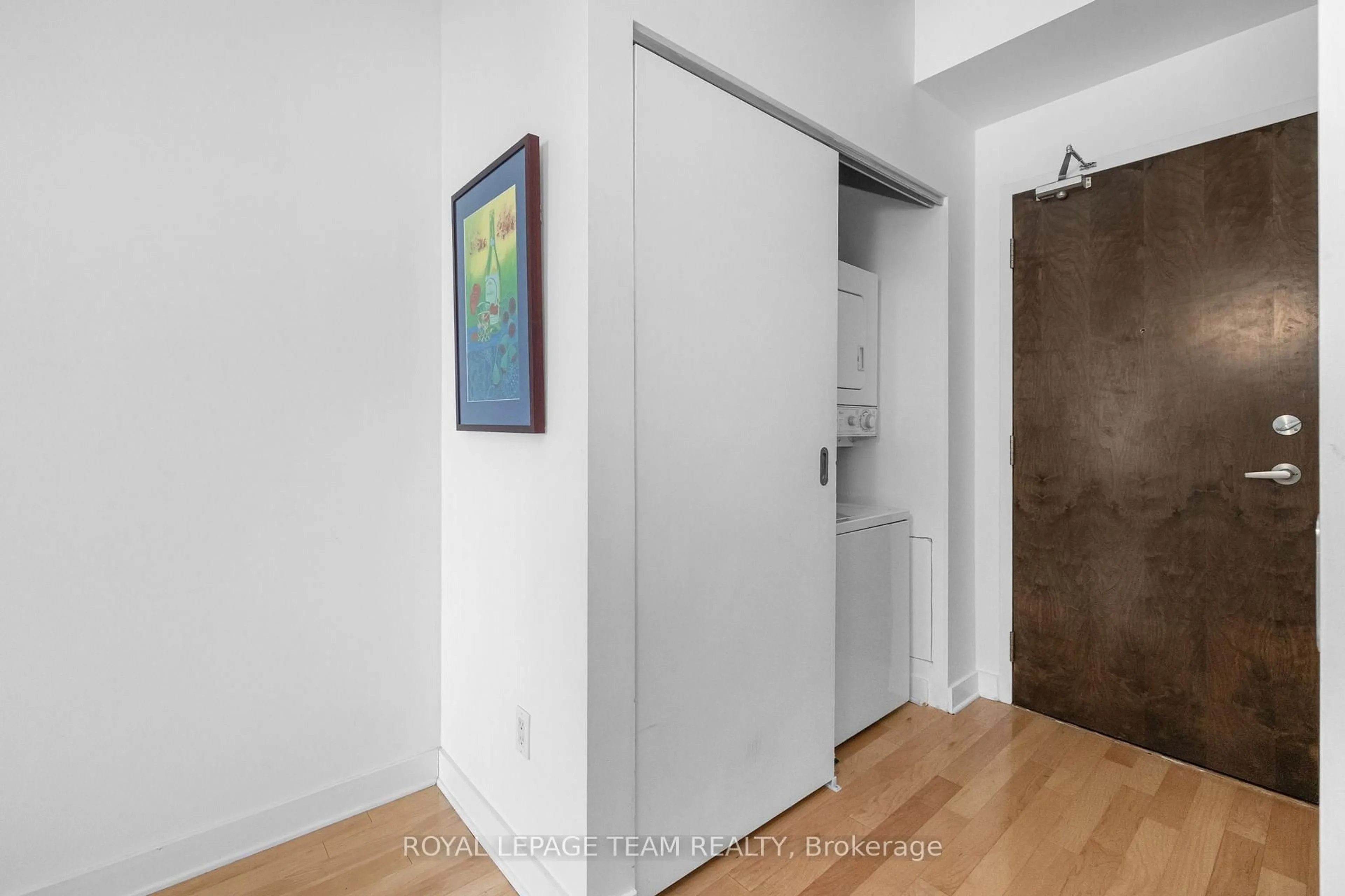 Indoor entryway for 179 George St #1207, Ottawa Ontario K1N 1J8