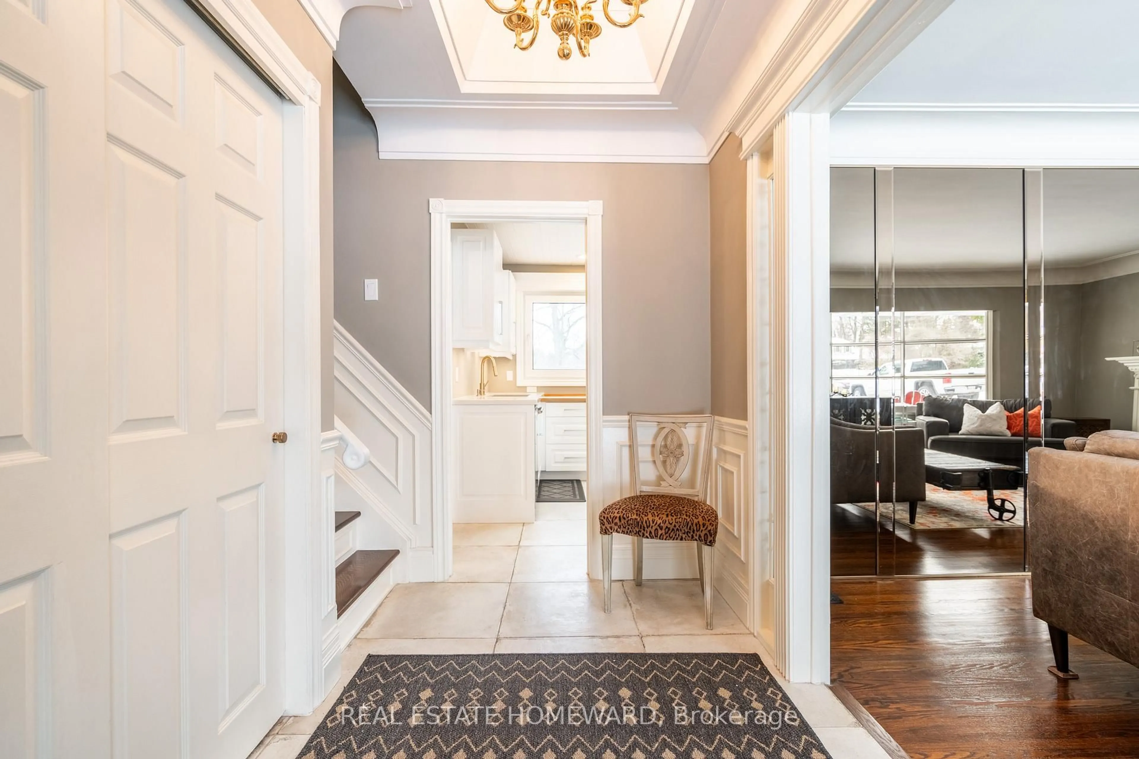 Indoor entryway for 63 Cait Crt, Hamilton Ontario L5G 1M3