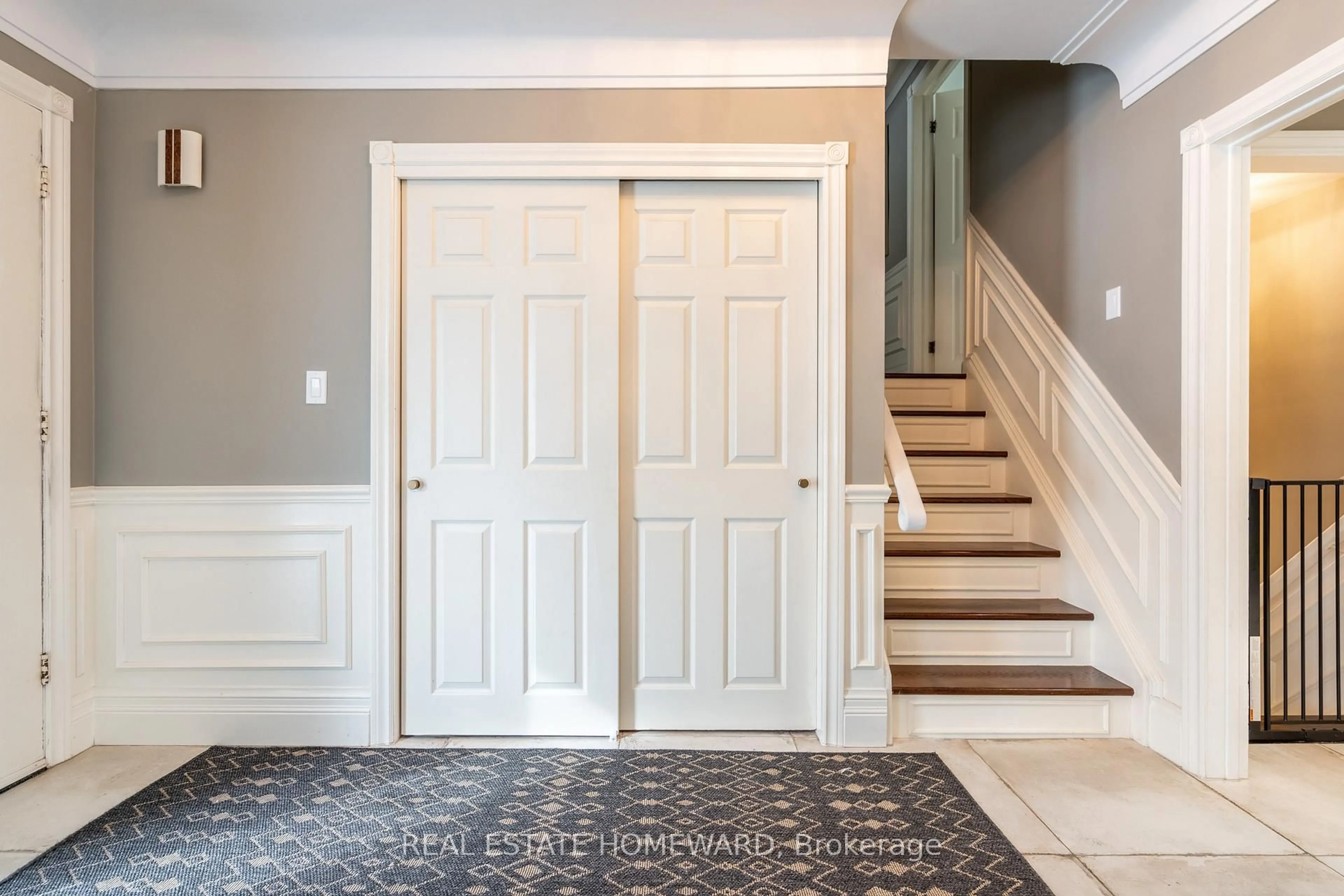 Indoor entryway for 63 Cait Crt, Hamilton Ontario L5G 1M3