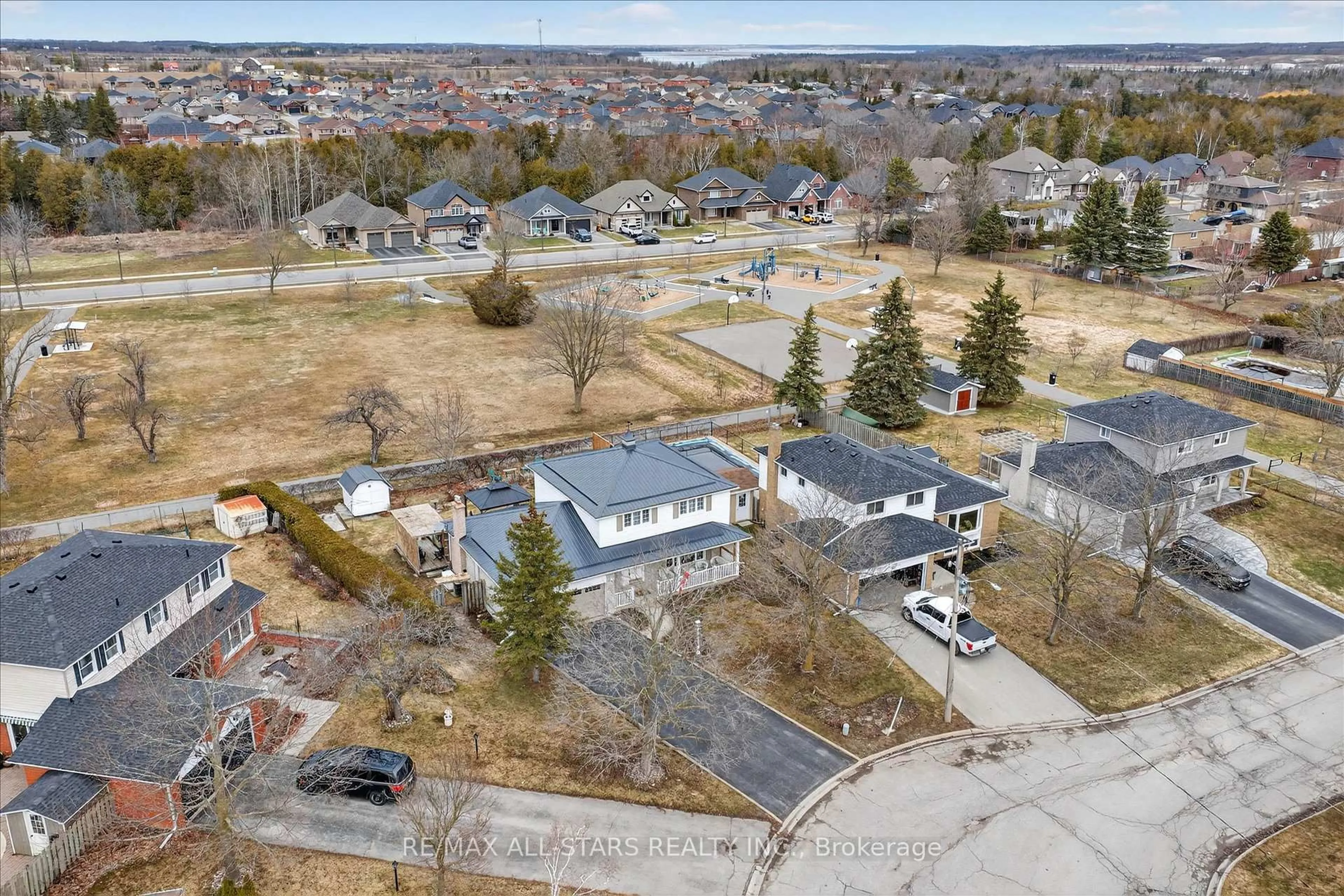 A pic from outside/outdoor area/front of a property/back of a property/a pic from drone, street for 26 Applewood Cres, Kawartha Lakes Ontario K9V 4W8
