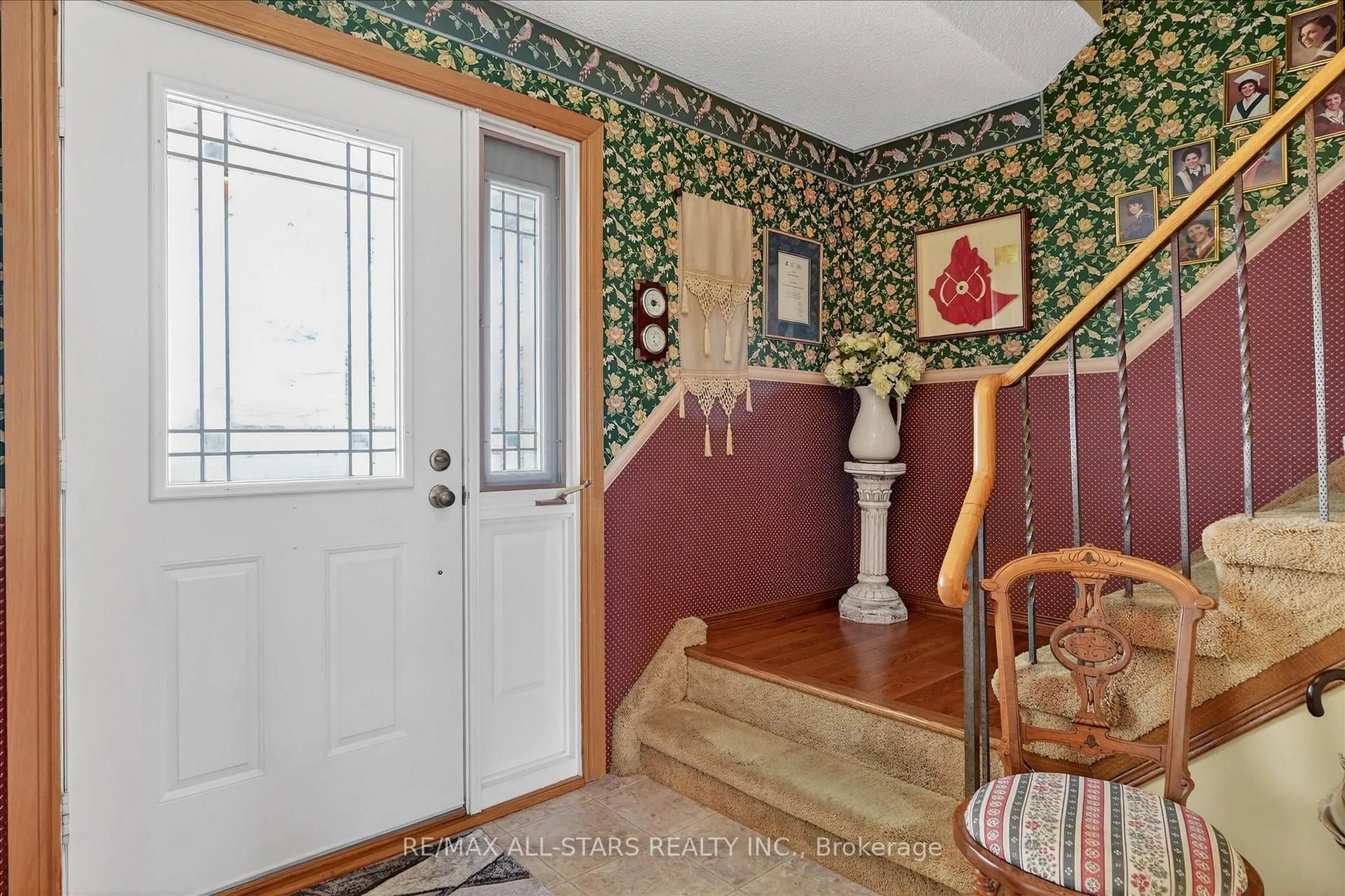 Indoor entryway for 26 Applewood Cres, Kawartha Lakes Ontario K9V 4W8