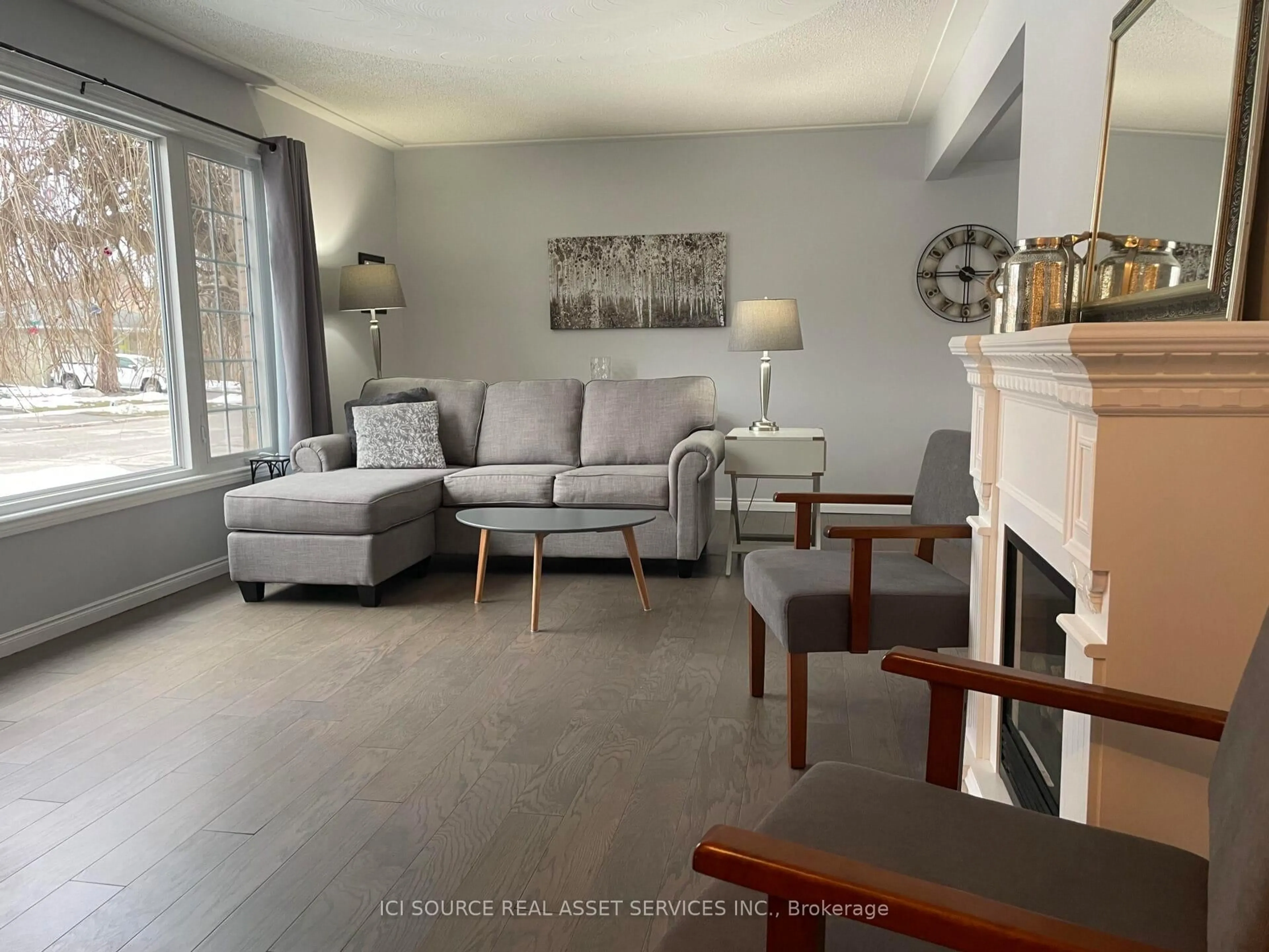 Living room with furniture, unknown for 31 Blackfriar Lane, Brantford Ontario N3R 7M2