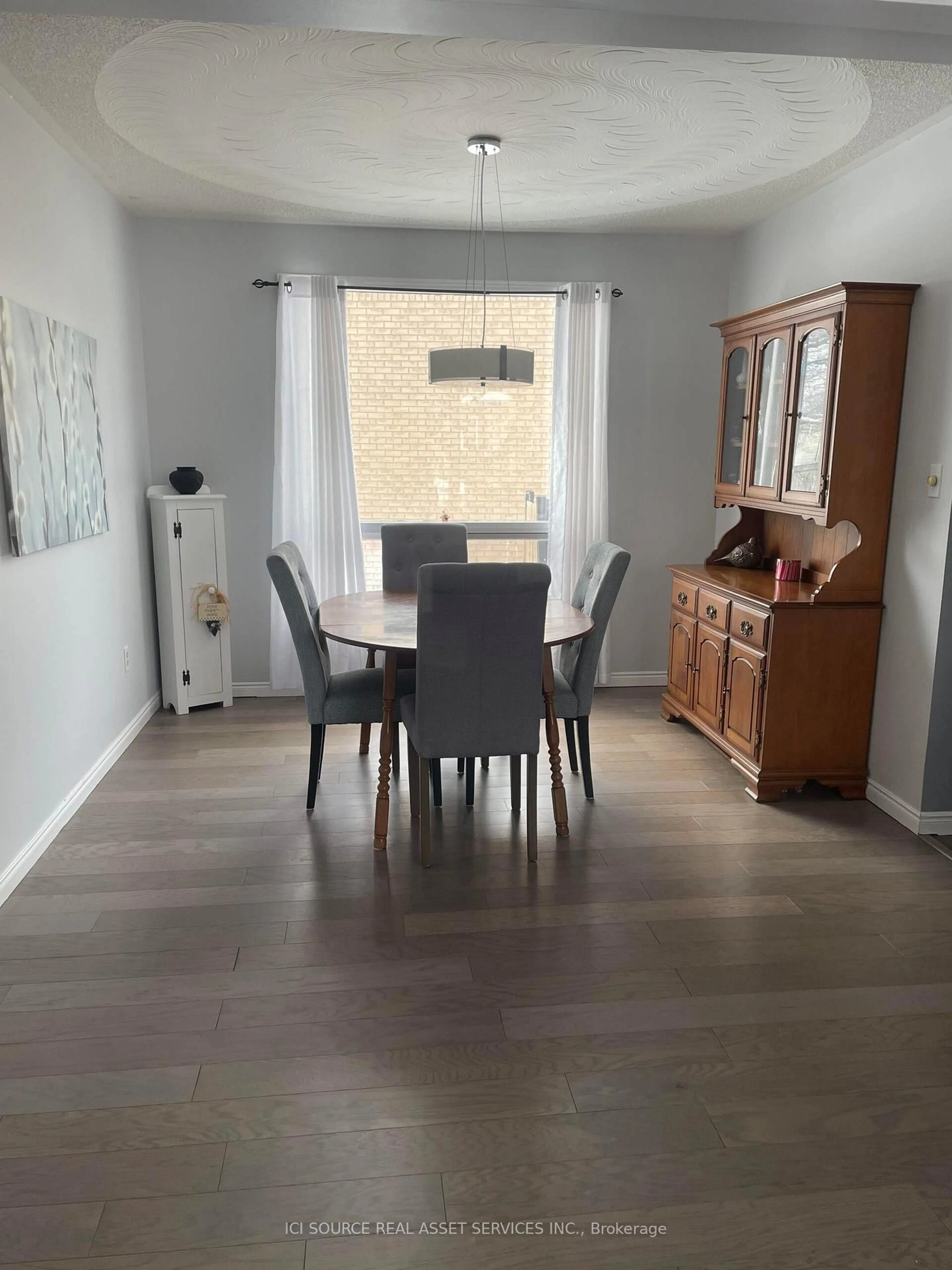 Dining room, wood/laminate floor for 31 Blackfriar Lane, Brantford Ontario N3R 7M2
