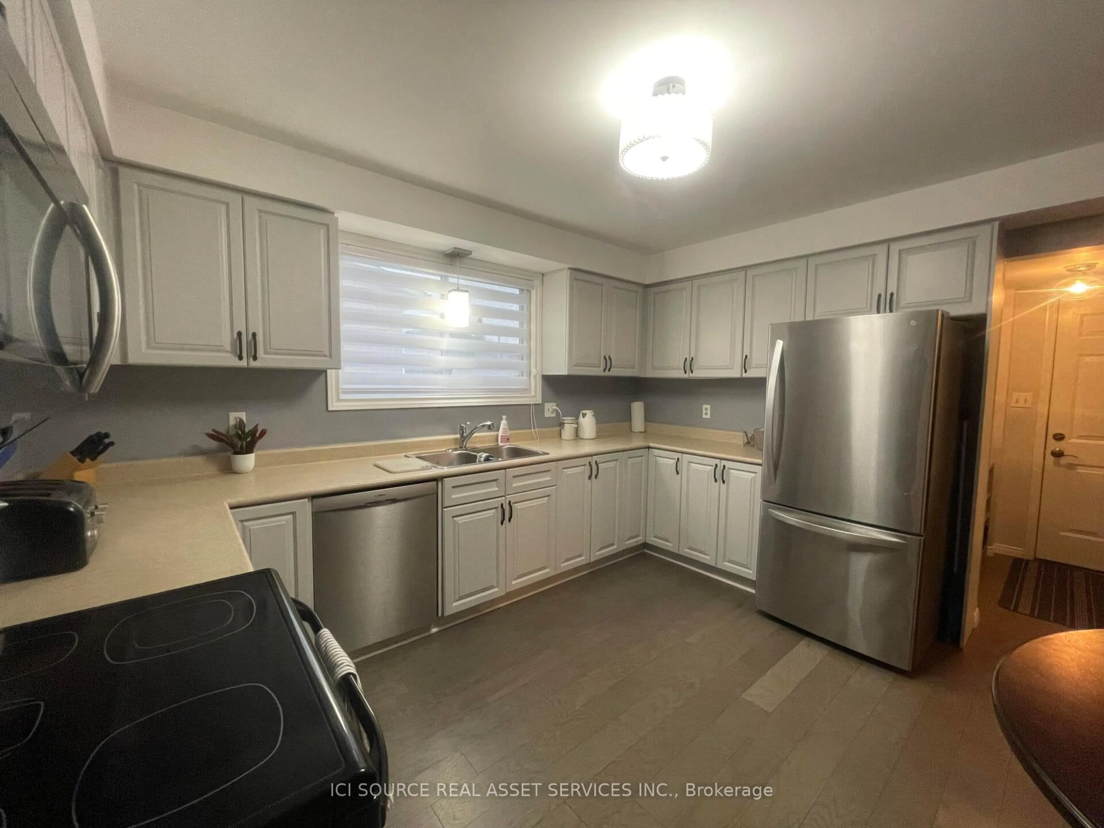 Standard kitchen, unknown for 31 Blackfriar Lane, Brantford Ontario N3R 7M2