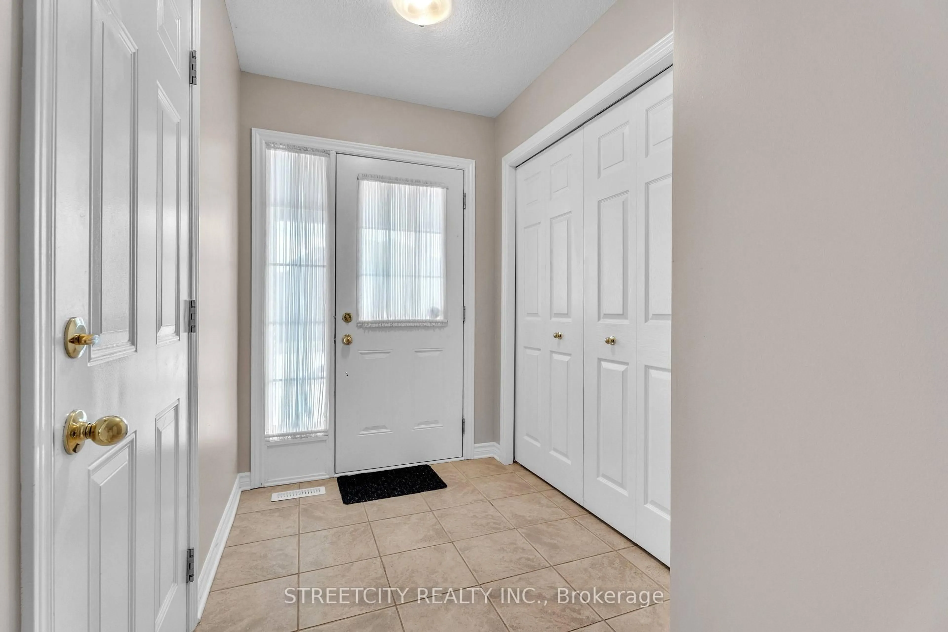 Indoor entryway for 546 MAPLEWOOD Lane, London North Ontario N6H 0A7