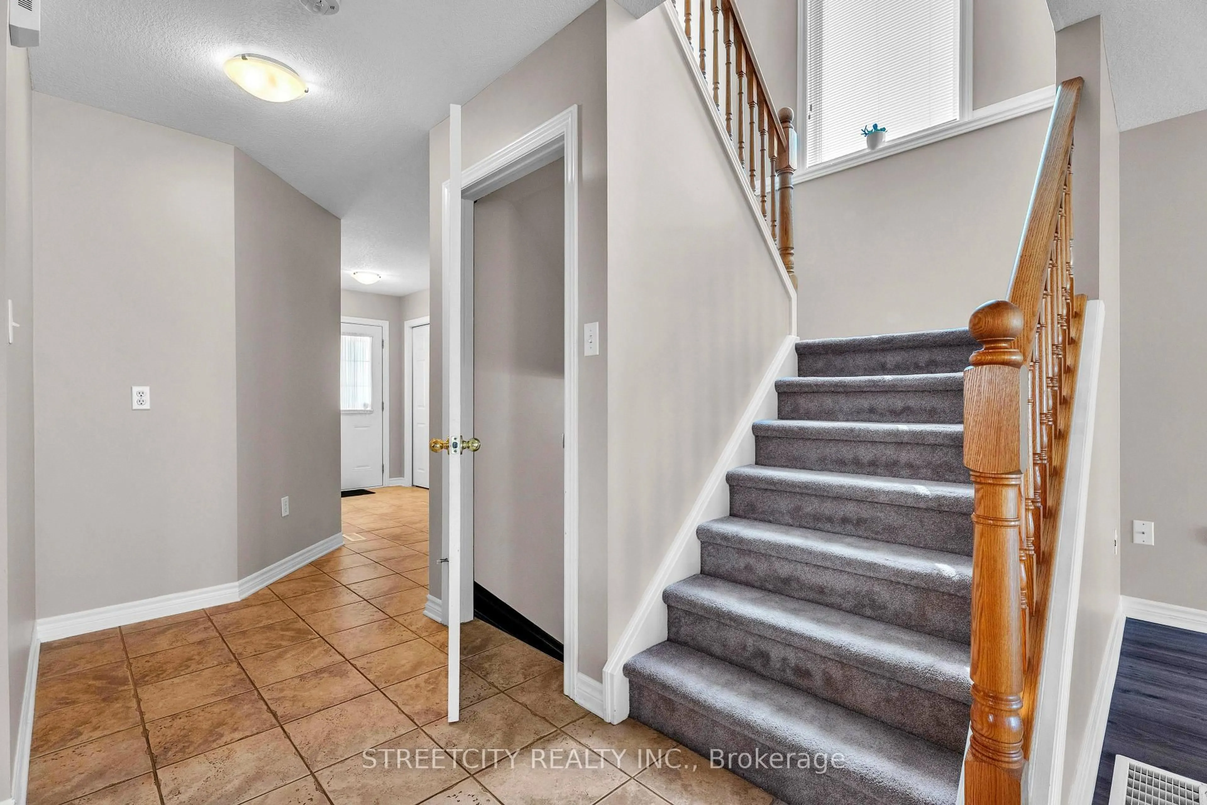 Indoor entryway for 546 MAPLEWOOD Lane, London North Ontario N6H 0A7