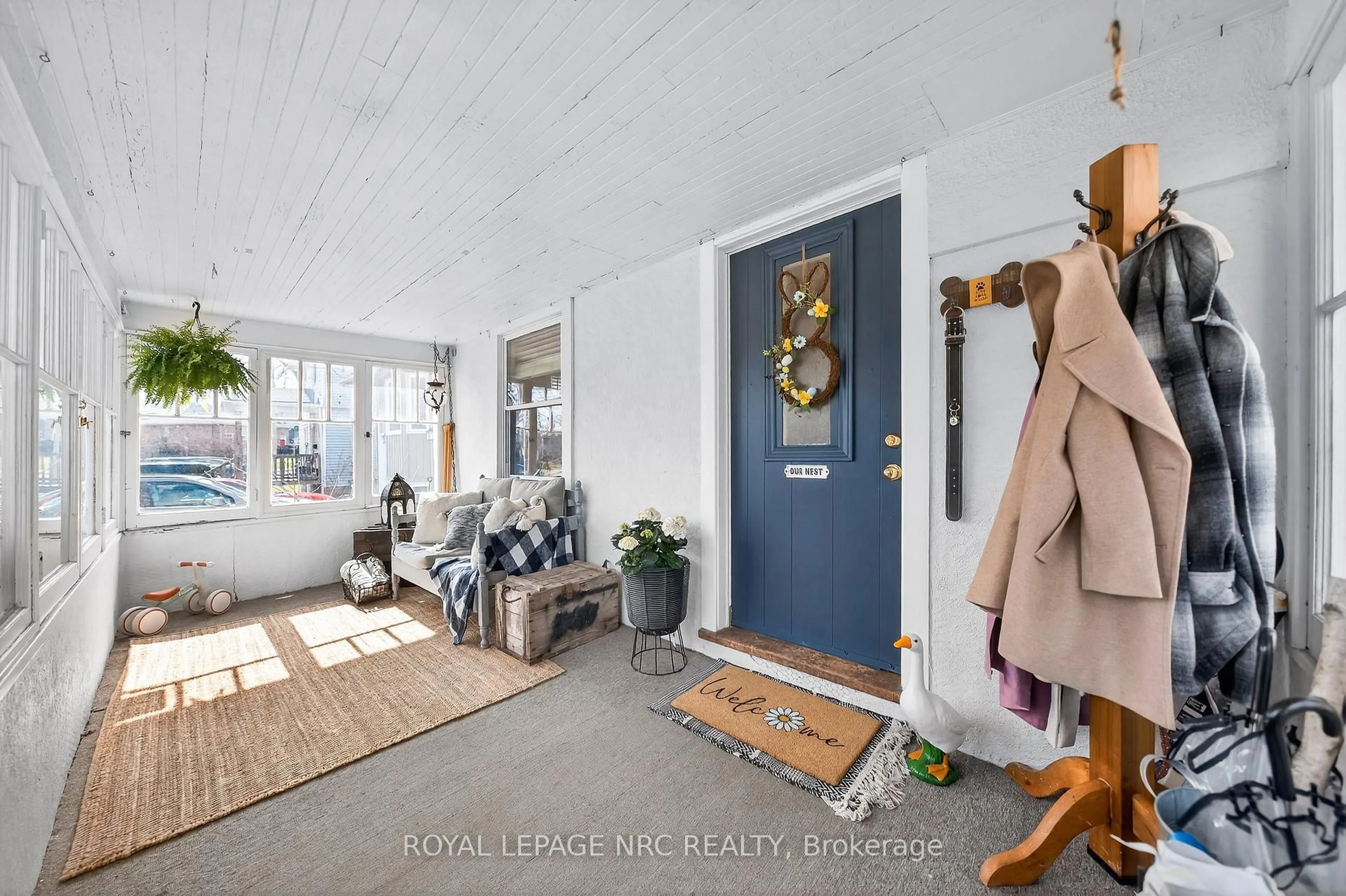 Indoor entryway for 23 Pinecrest Ave, St. Catharines Ontario L2T 1C6