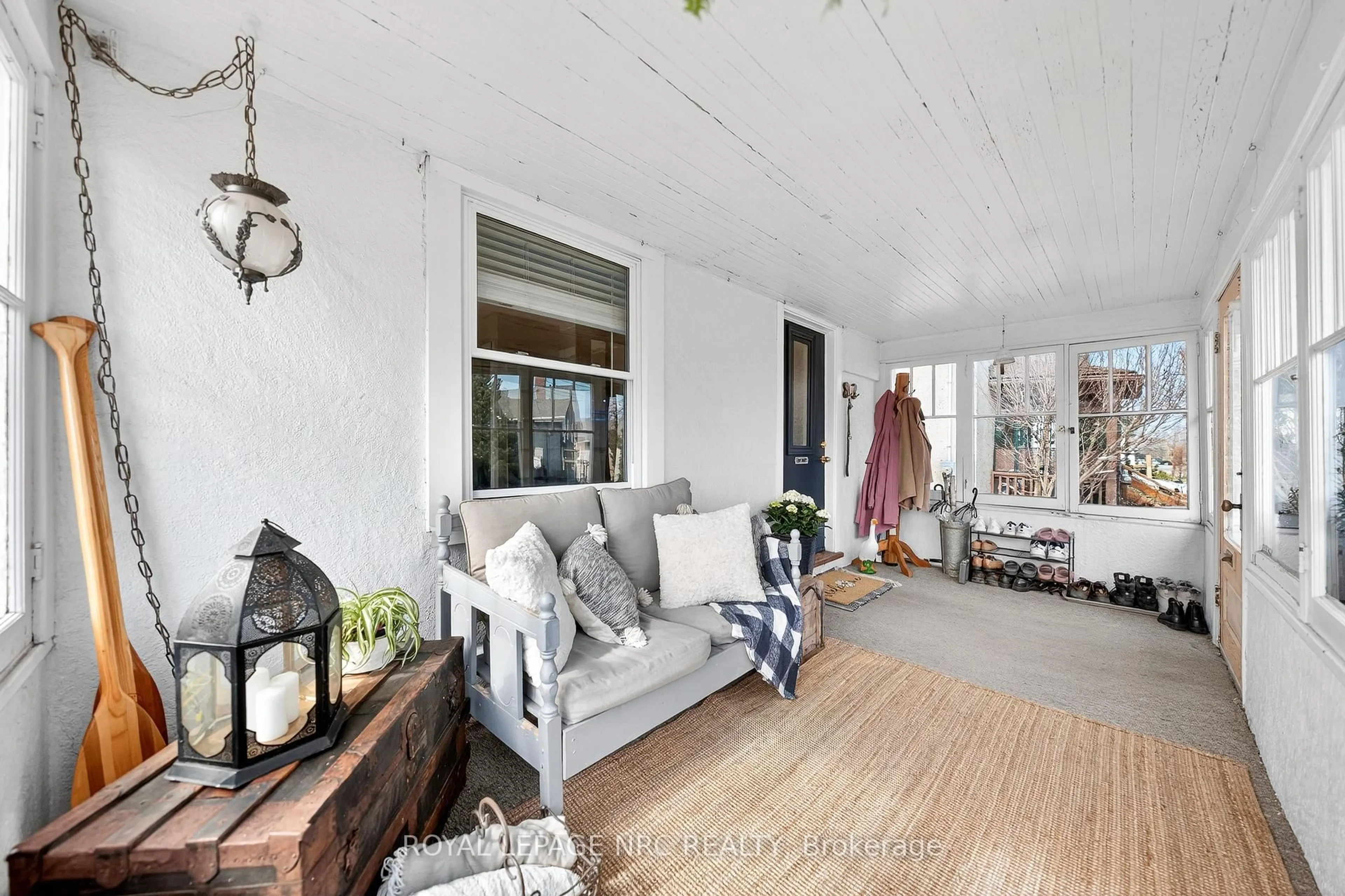 Indoor entryway for 23 Pinecrest Ave, St. Catharines Ontario L2T 1C6