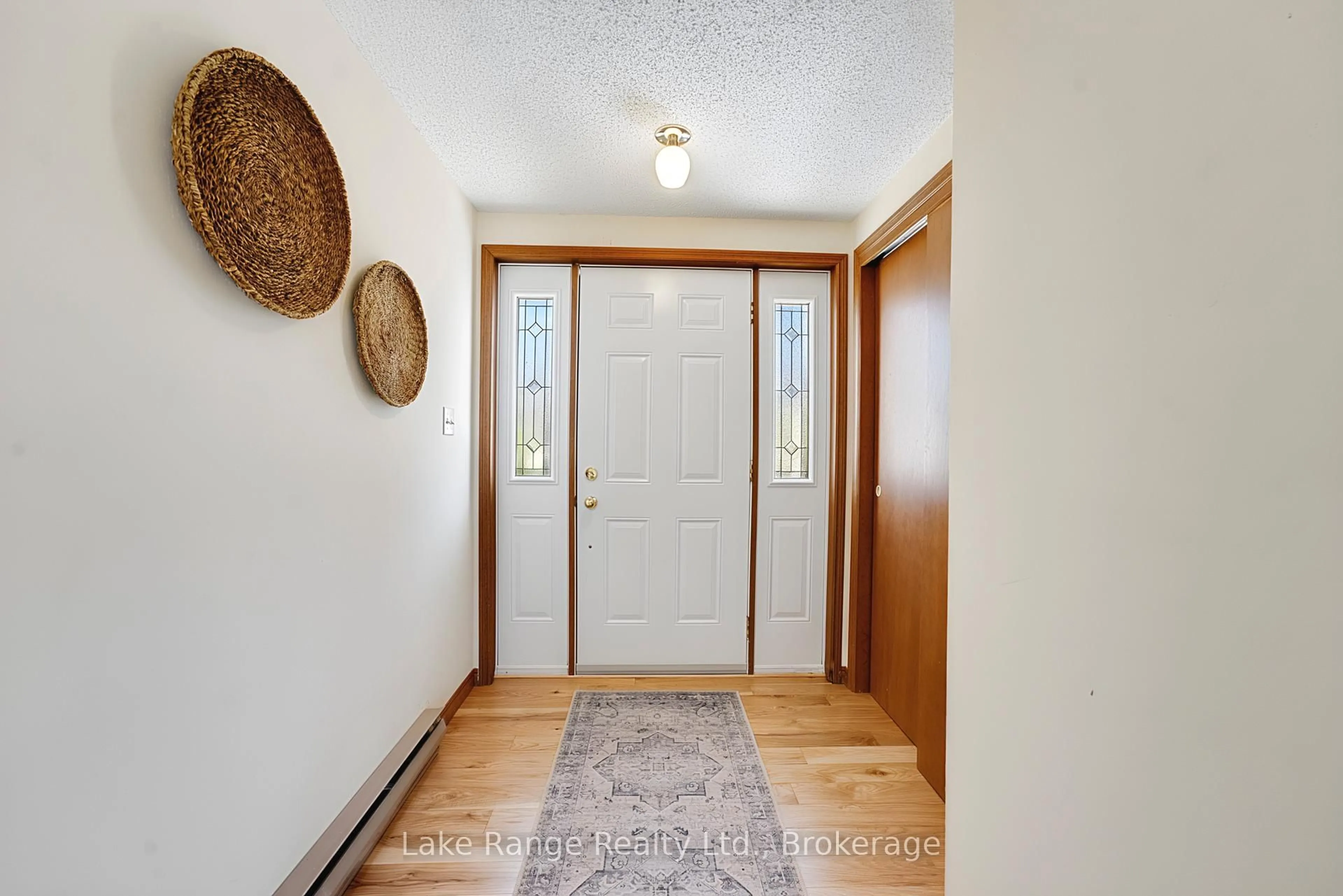 Indoor entryway for 486 Havelock St, Huron-Kinloss Ontario N0G 2H0