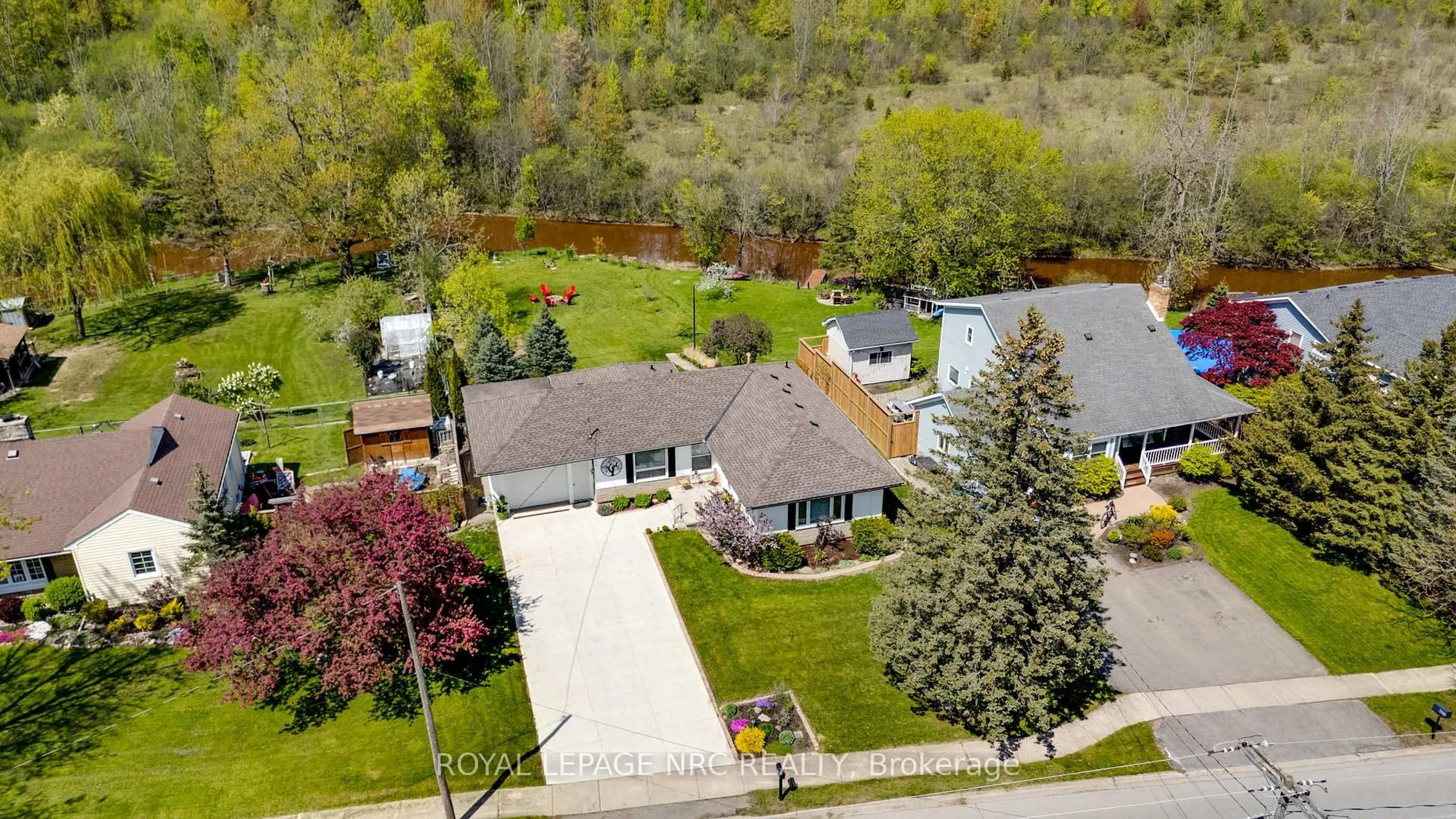 A pic from outside/outdoor area/front of a property/back of a property/a pic from drone, street for 3522 East Main St, Fort Erie Ontario L0S 1S0